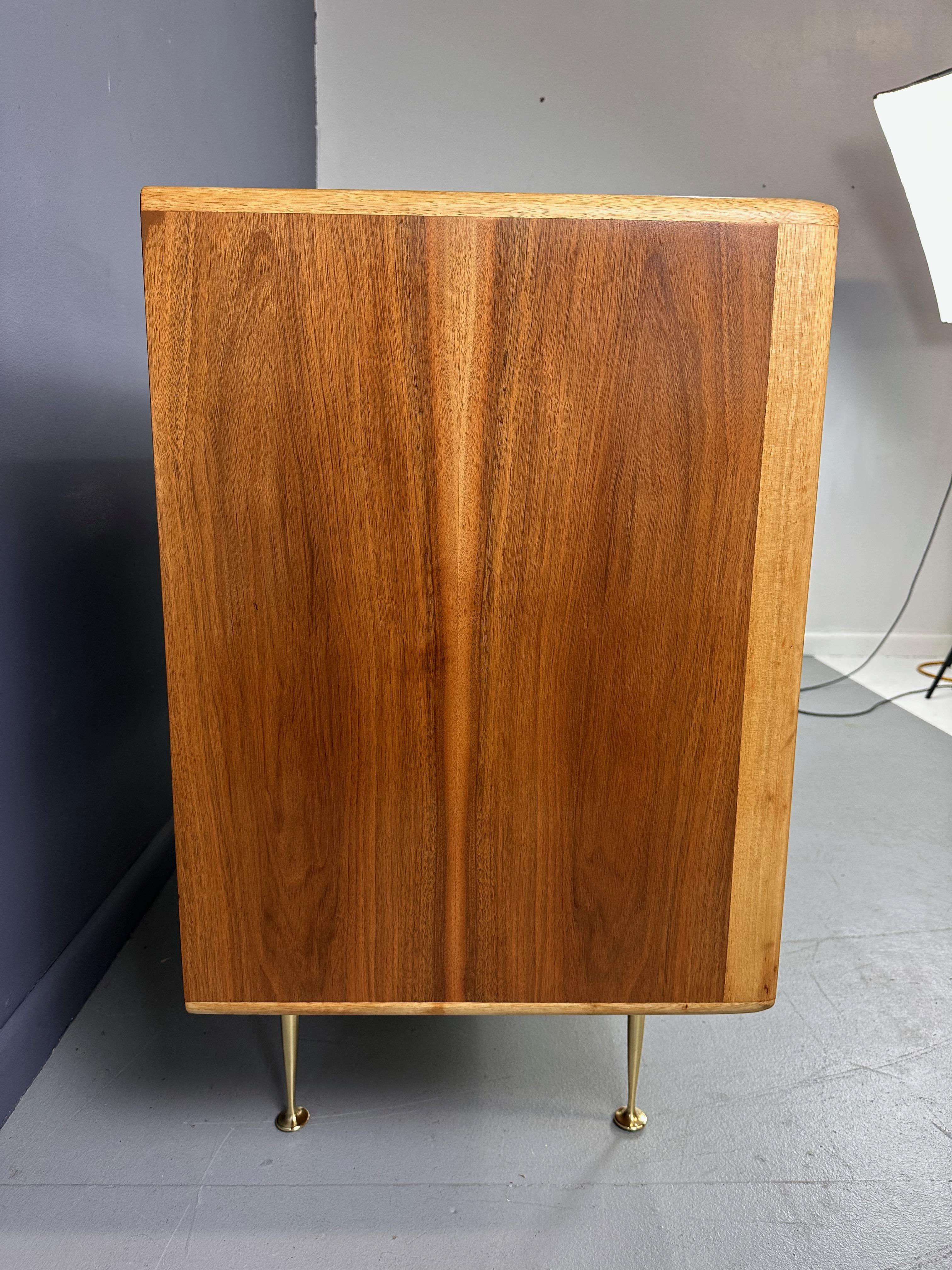 Server Petite di metà secolo, Teak e Butternut con accenti in ottone di Erno Fabry in vendita 7