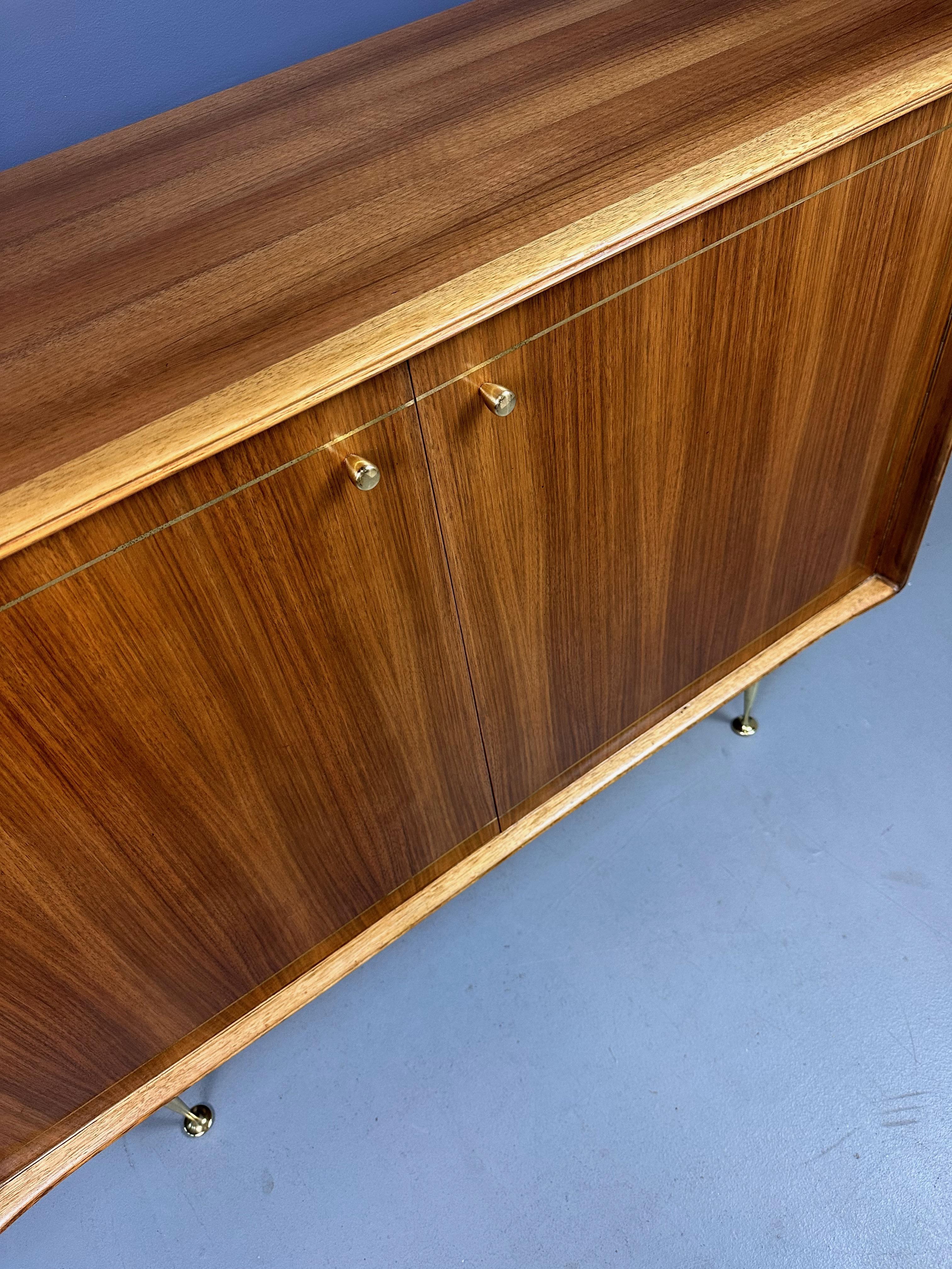 Mid-Century moderno Server Petite di metà secolo, Teak e Butternut con accenti in ottone di Erno Fabry in vendita