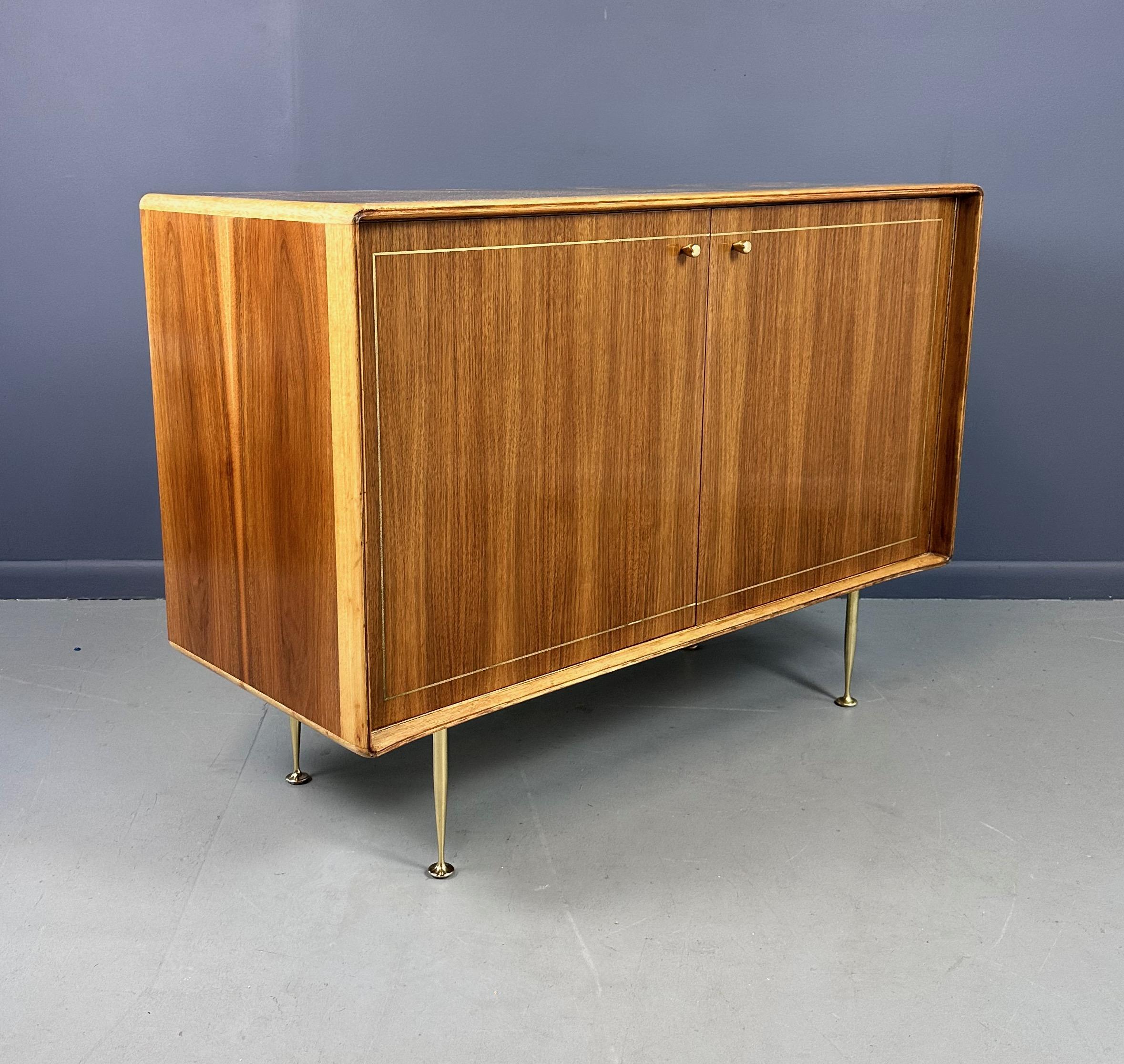 Europeo Server Petite di metà secolo, Teak e Butternut con accenti in ottone di Erno Fabry in vendita