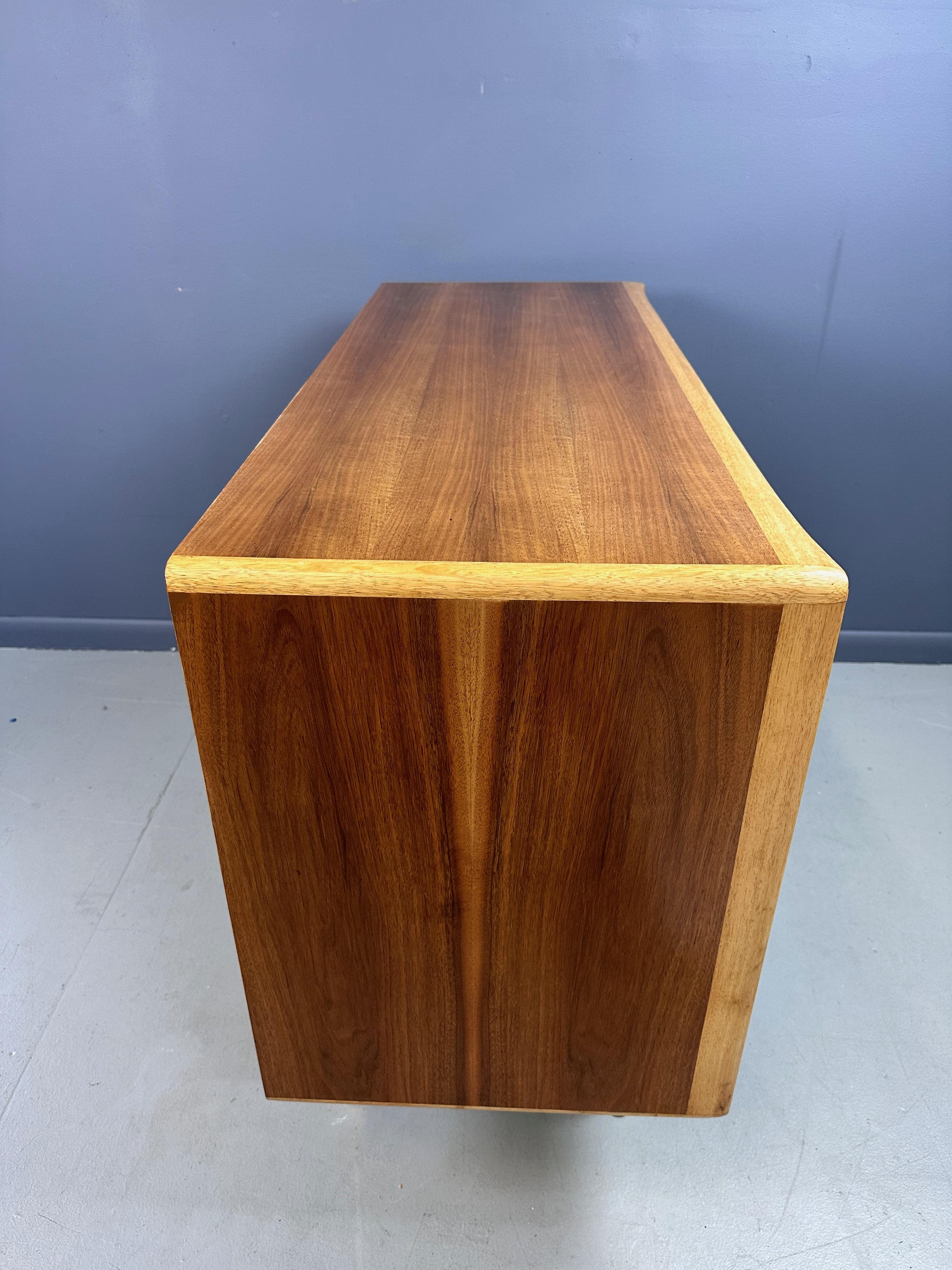 Server Petite di metà secolo, Teak e Butternut con accenti in ottone di Erno Fabry In condizioni buone in vendita a Philadelphia, PA