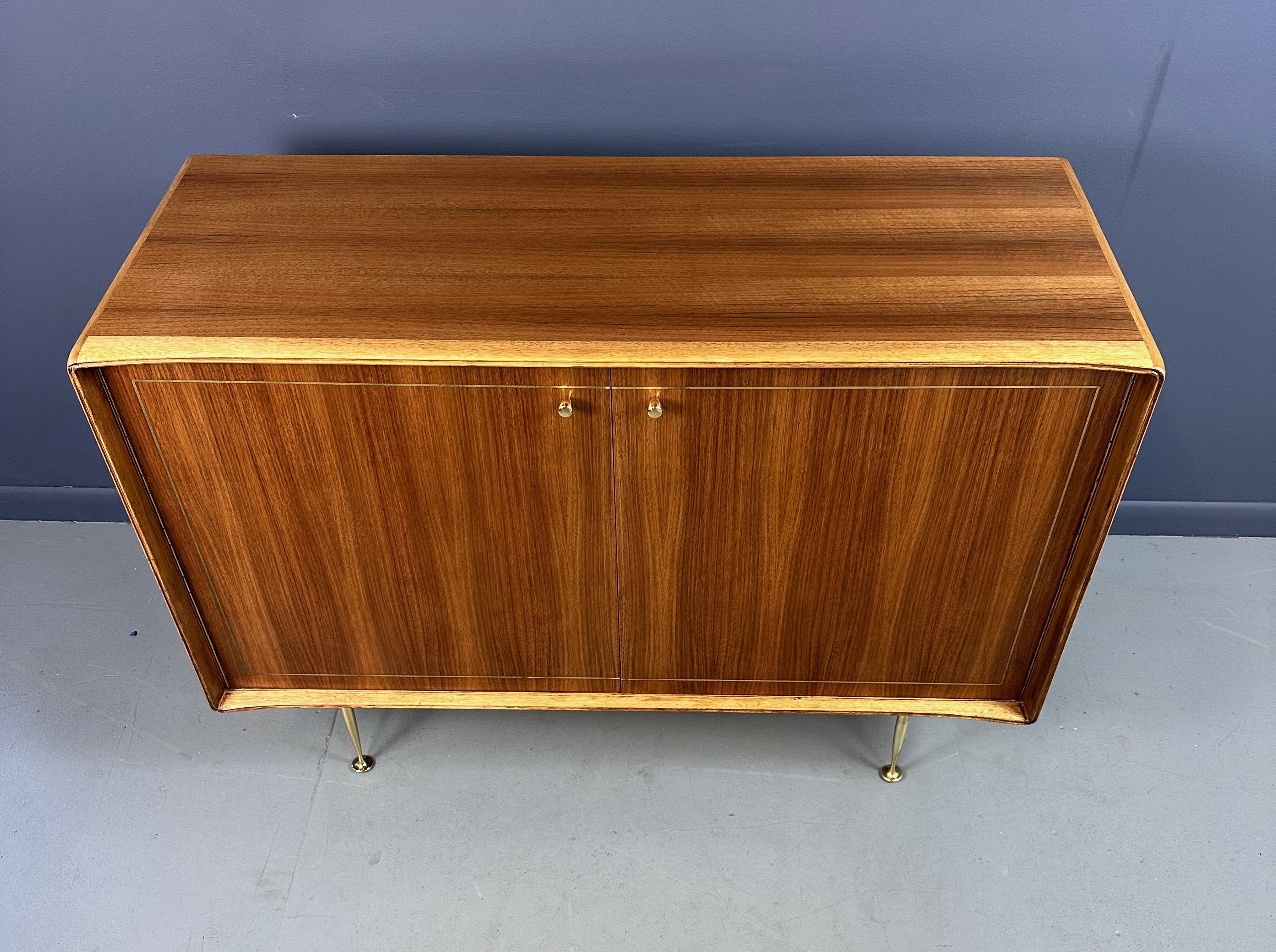 XX secolo Server Petite di metà secolo, Teak e Butternut con accenti in ottone di Erno Fabry in vendita