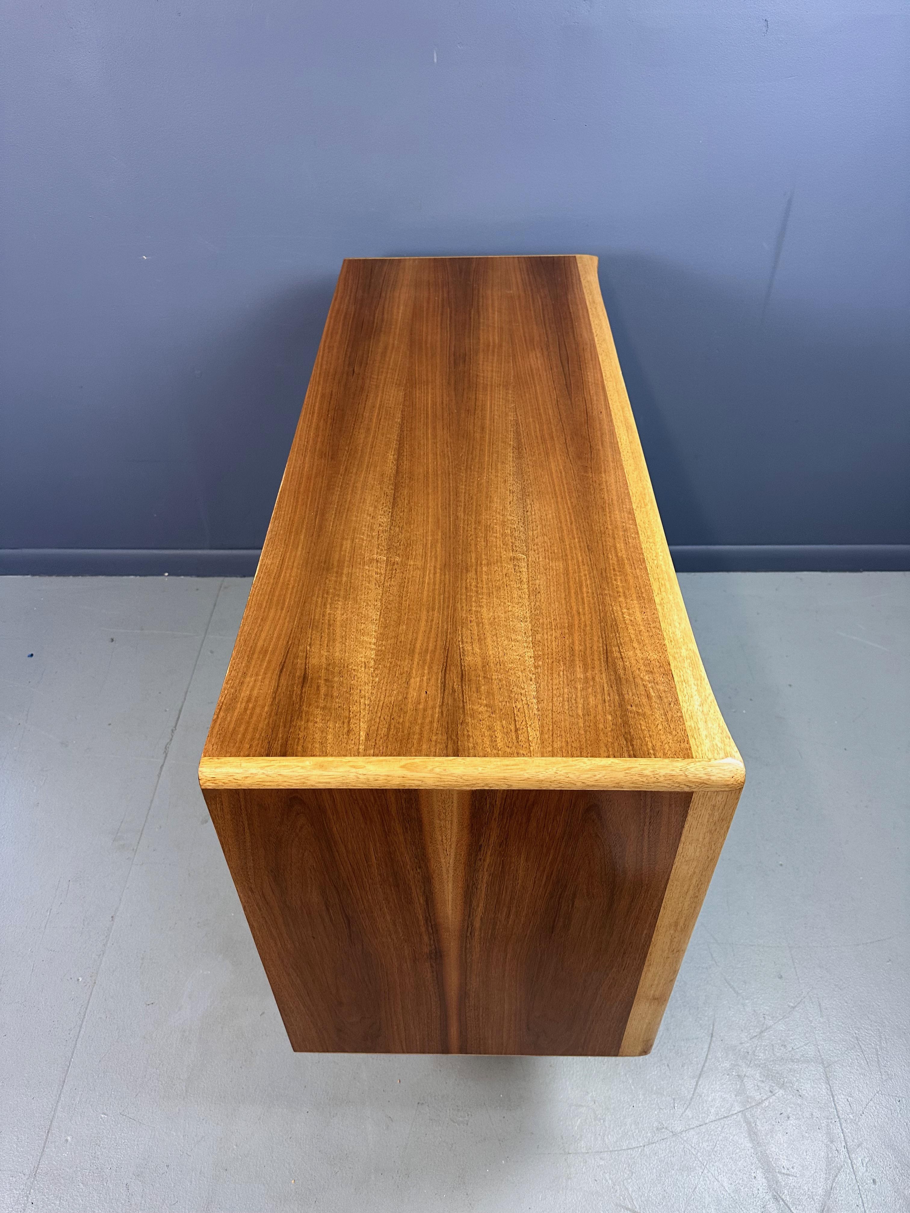 Legno Server Petite di metà secolo, Teak e Butternut con accenti in ottone di Erno Fabry in vendita