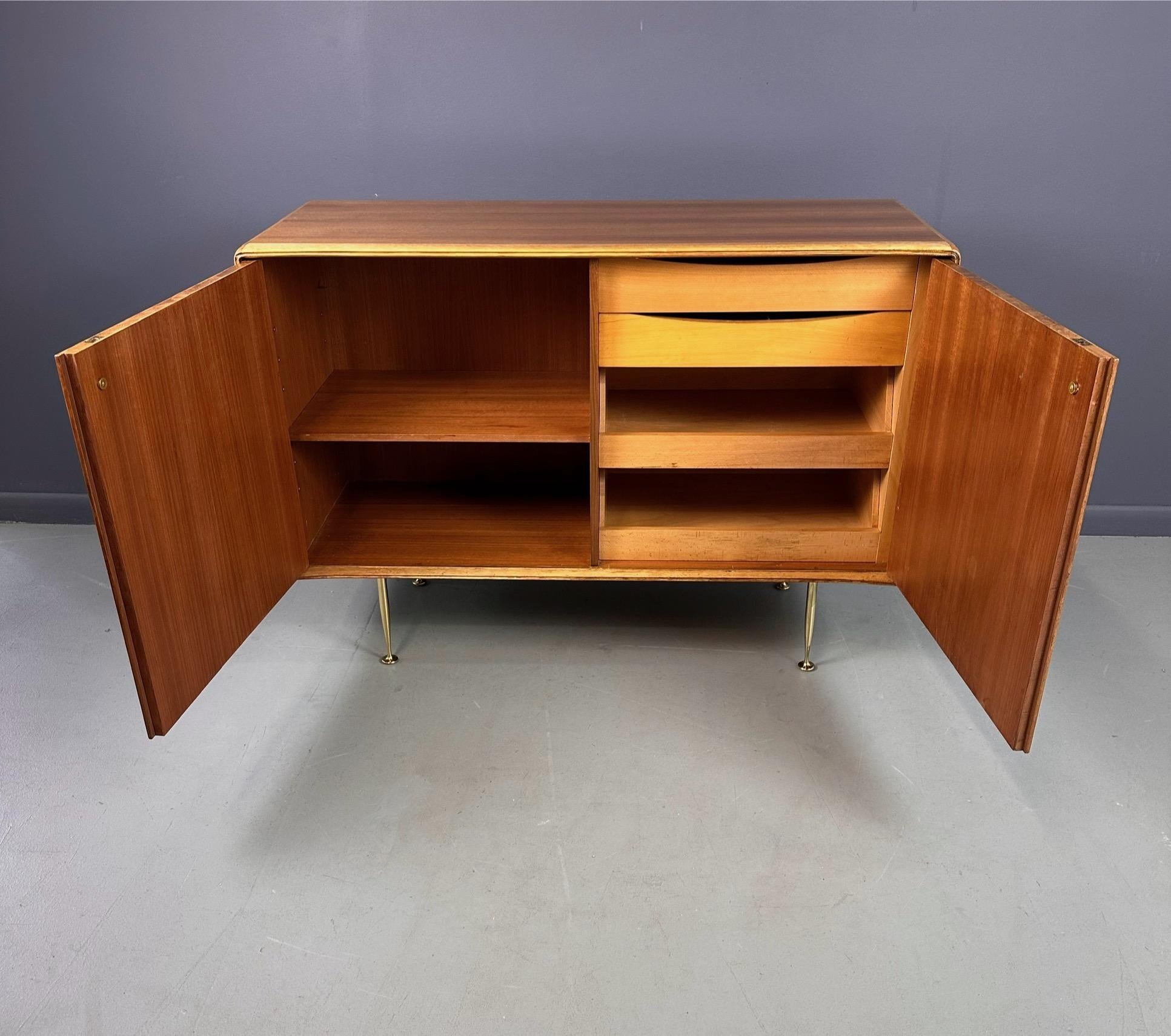 Server Petite di metà secolo, Teak e Butternut con accenti in ottone di Erno Fabry in vendita 1
