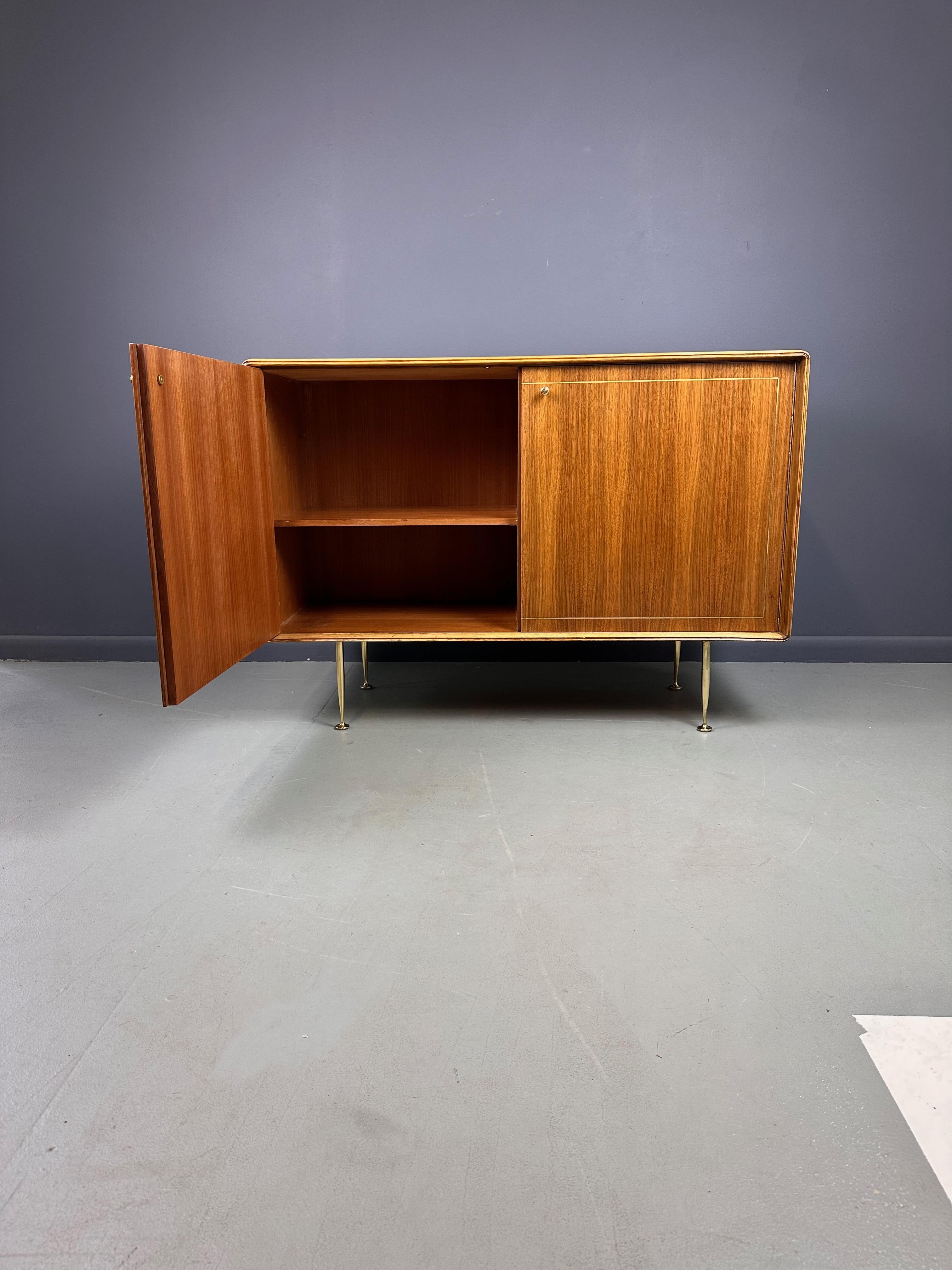 Server Petite di metà secolo, Teak e Butternut con accenti in ottone di Erno Fabry in vendita 2