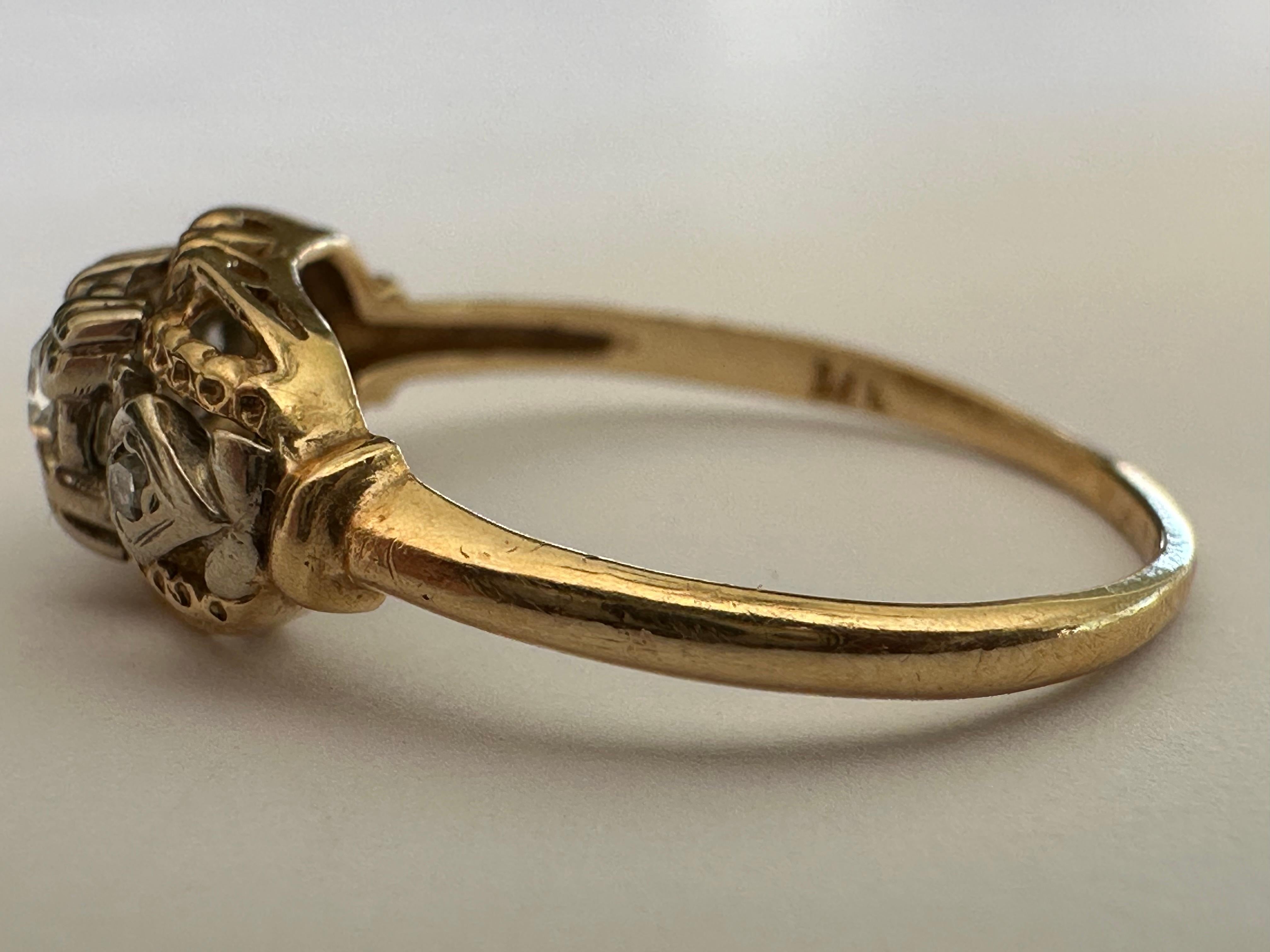 Retro Mid-Century Petite Three-Stone Diamond and Yellow Gold Ring For Sale