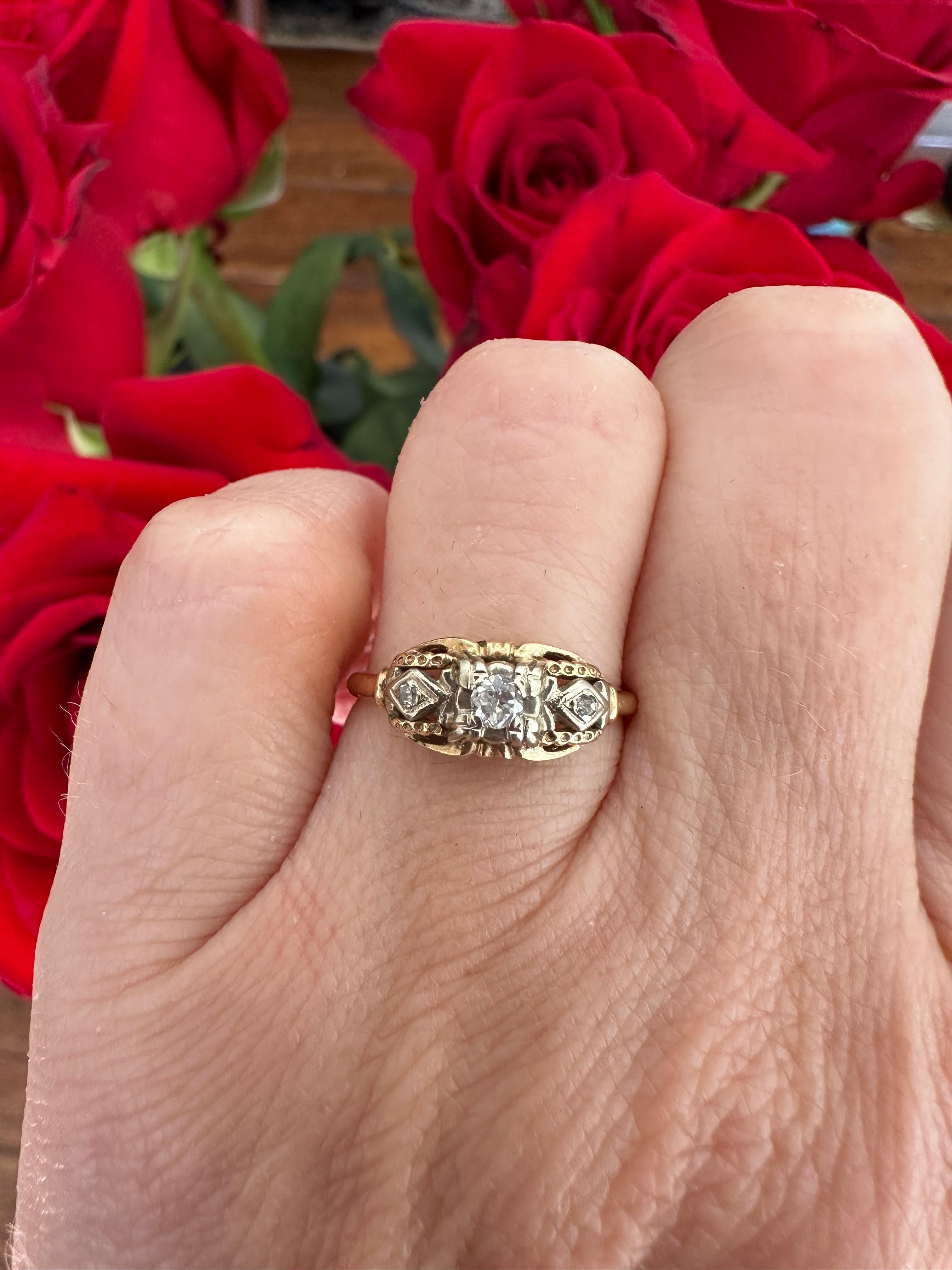 Mid-Century Petite Three-Stone Diamond and Yellow Gold Ring For Sale 1
