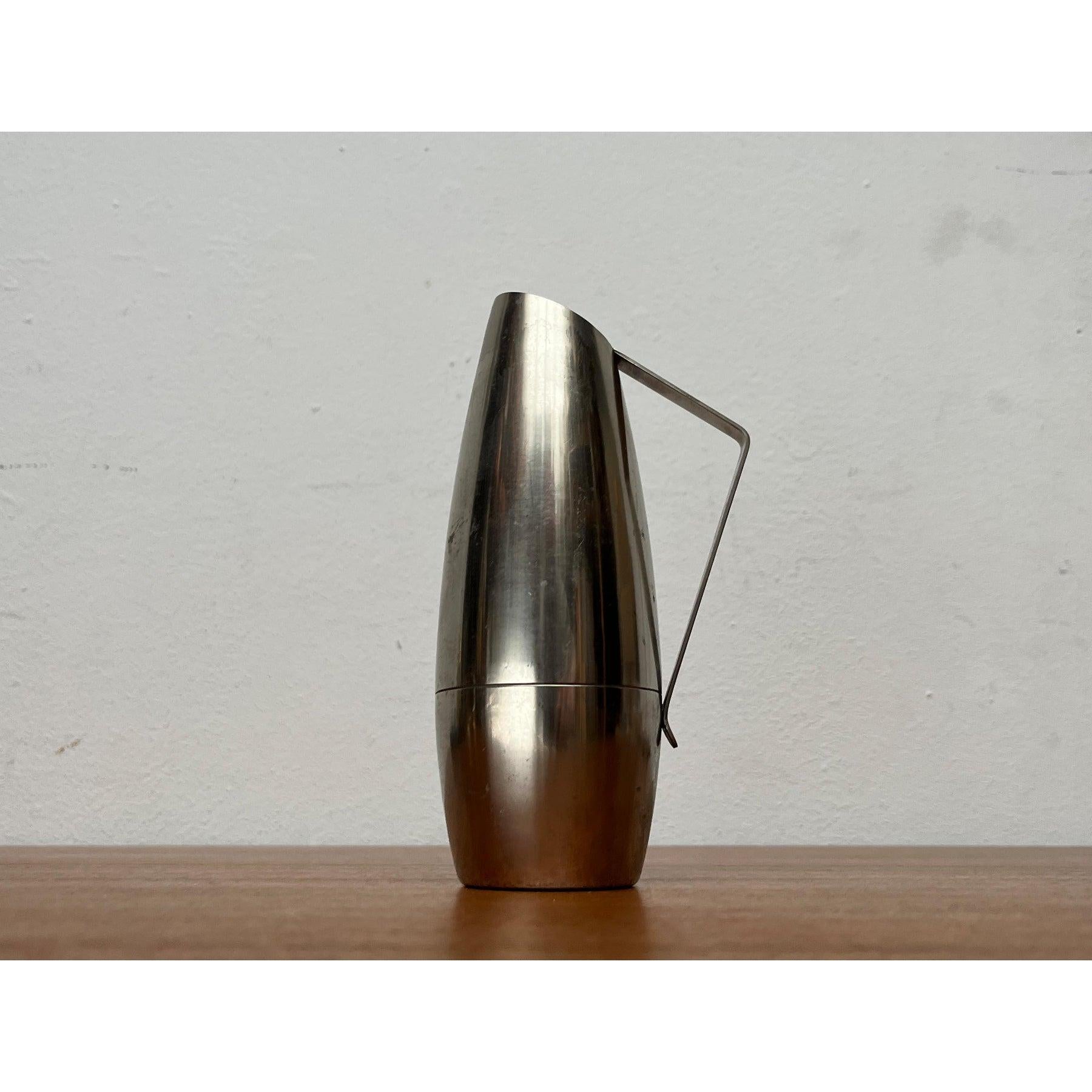 Vaso a caraffa in peltro di Dovo Holland Pewter, anni '60, in ottime condizioni. Progettato tra il 1960 e il 1969 Questo pezzo ha un marchio di attribuzione.

Informazioni aggiuntive:
Materiali: Metallo
Colore: Argento
Stili: Medioevo Moderno
Paese