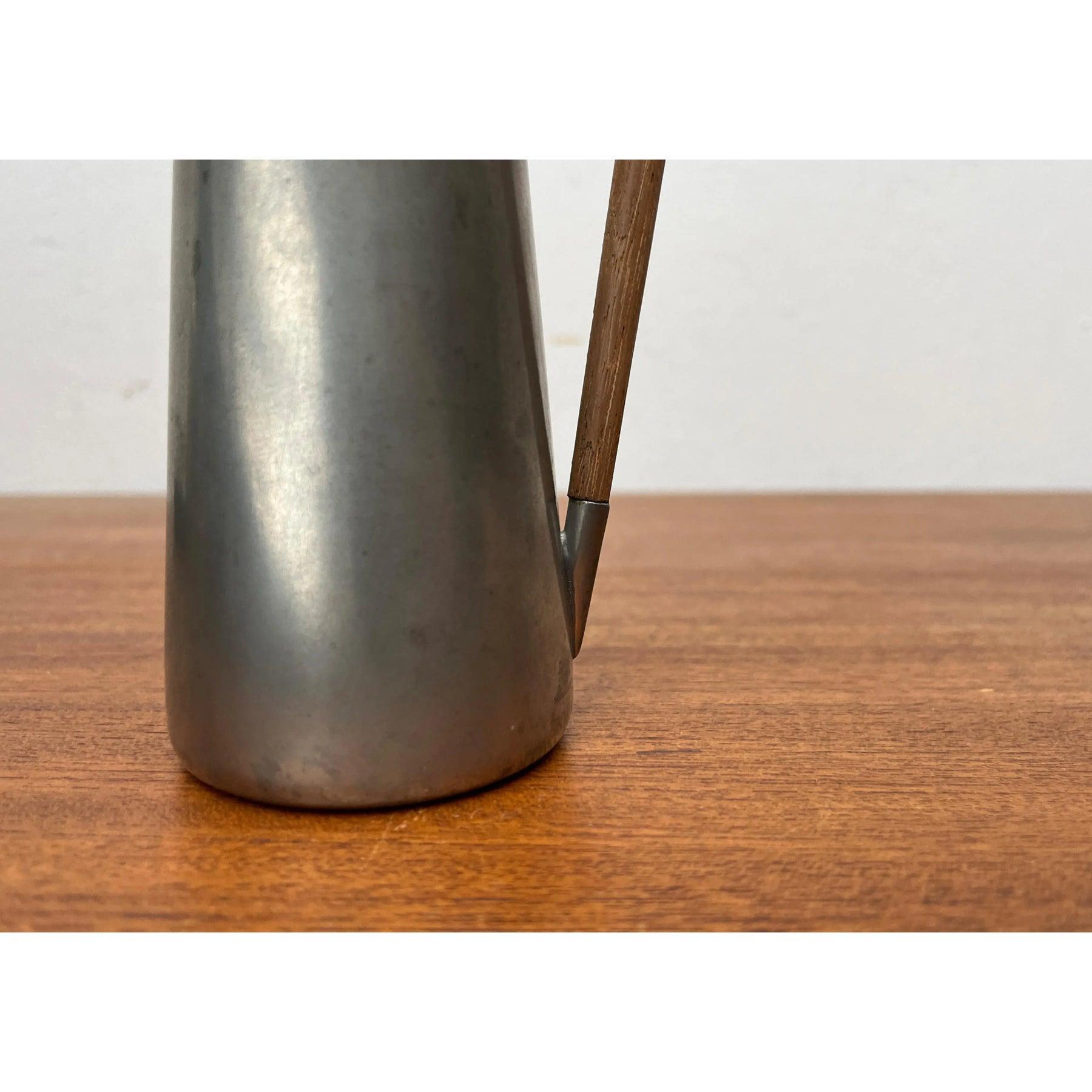 Vaso a caraffa in peltro di metà secolo con manico in teak, anni '60 in vendita 3