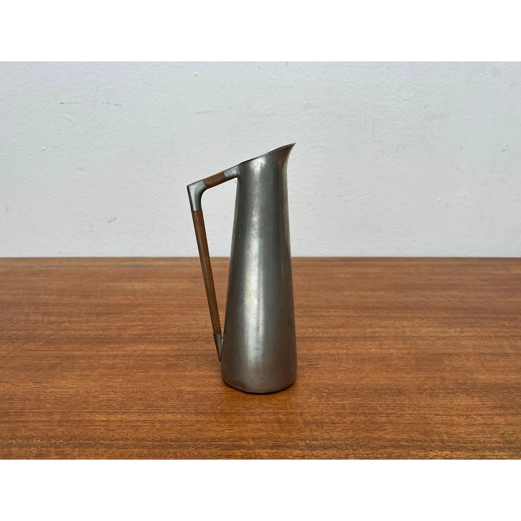 Vaso a caraffa in peltro di metà secolo con manico in teak, anni '60 in vendita 5