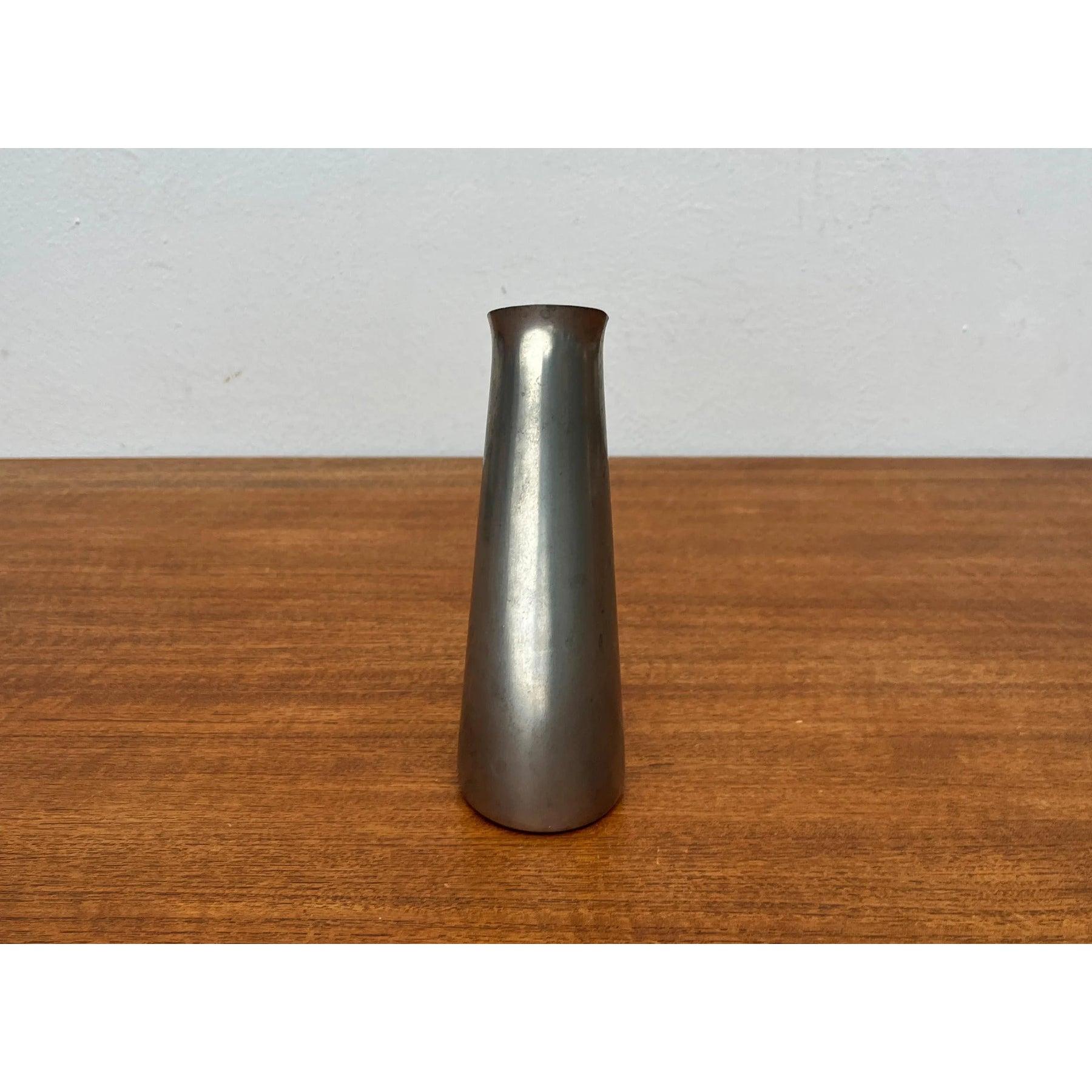 Vaso a caraffa in peltro di metà secolo con manico in teak di K.M.D. Tiel Royal Holland Pewter, anni '60, in ottime condizioni. Progettato tra il 1960 e il 1969 Questo pezzo ha un marchio di attribuzione.

Informazioni aggiuntive:
Materiali: