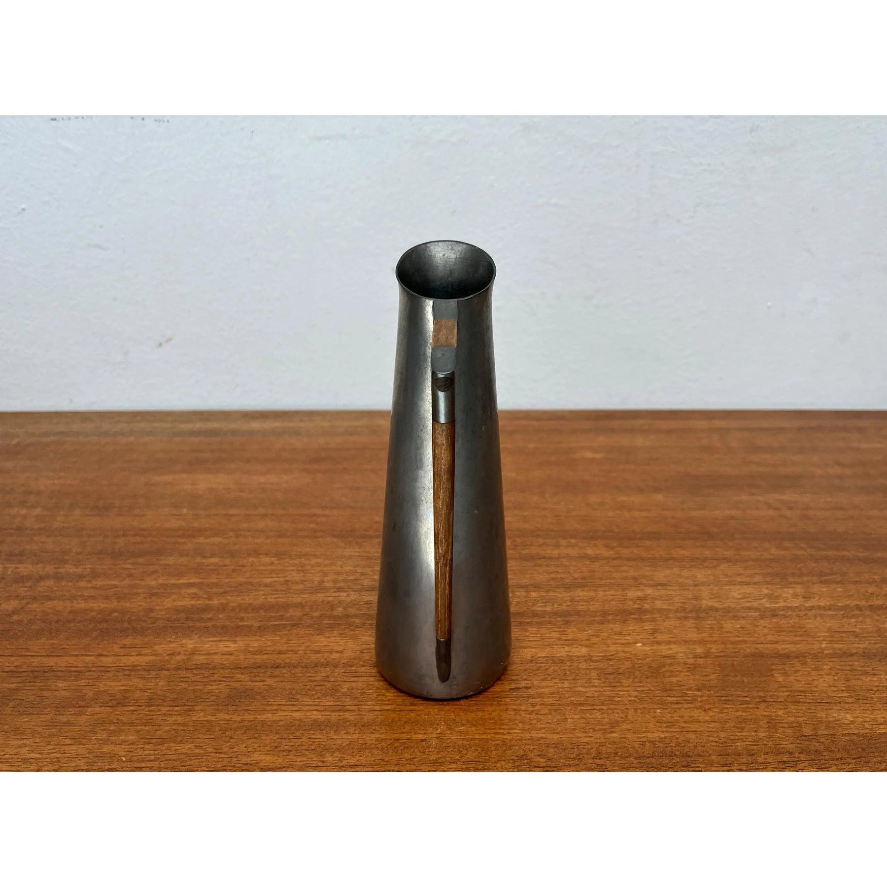 Mid-Century moderno Vaso a caraffa in peltro di metà secolo con manico in teak, anni '60 in vendita
