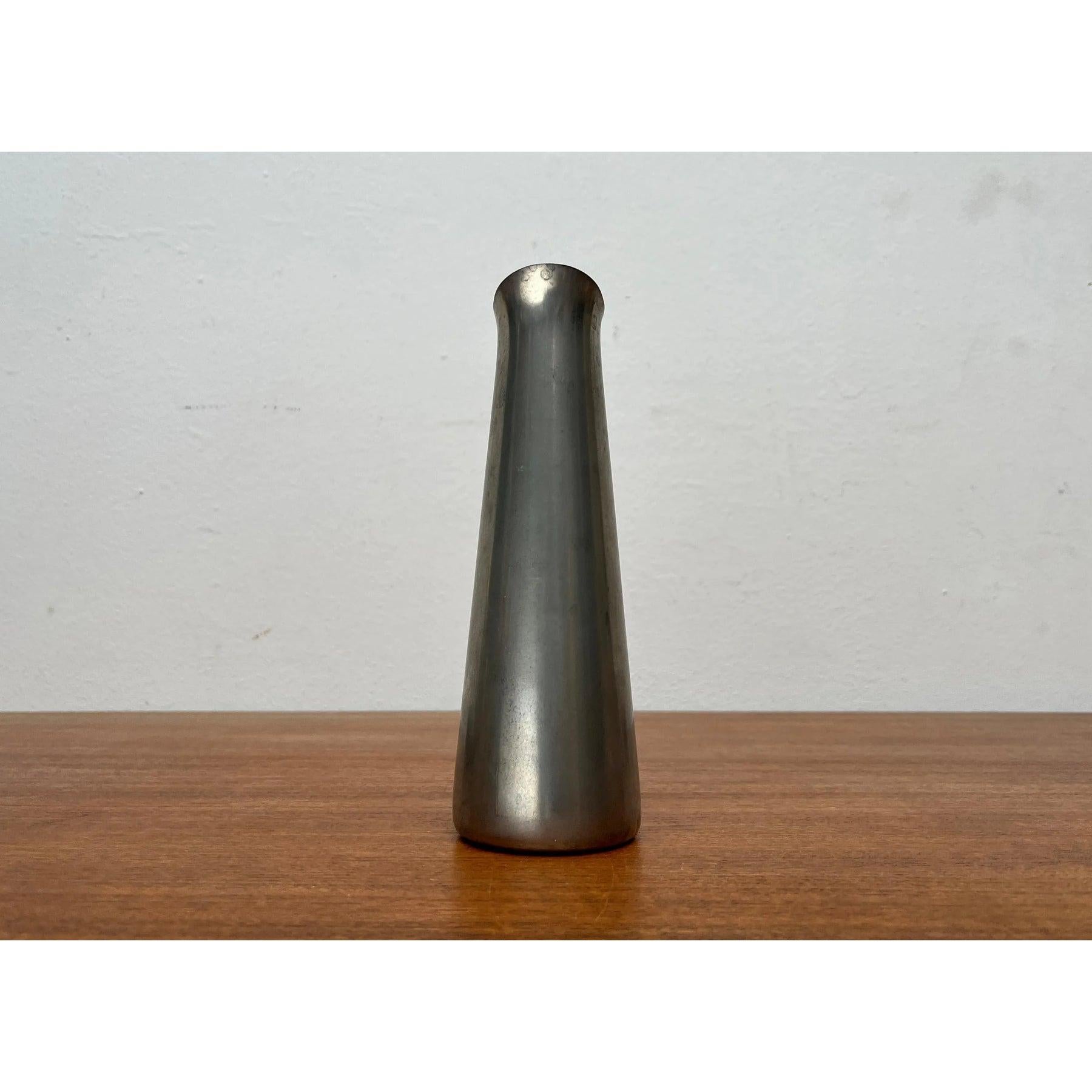 Olandese Vaso a caraffa in peltro di metà secolo con manico in teak, anni '60 in vendita