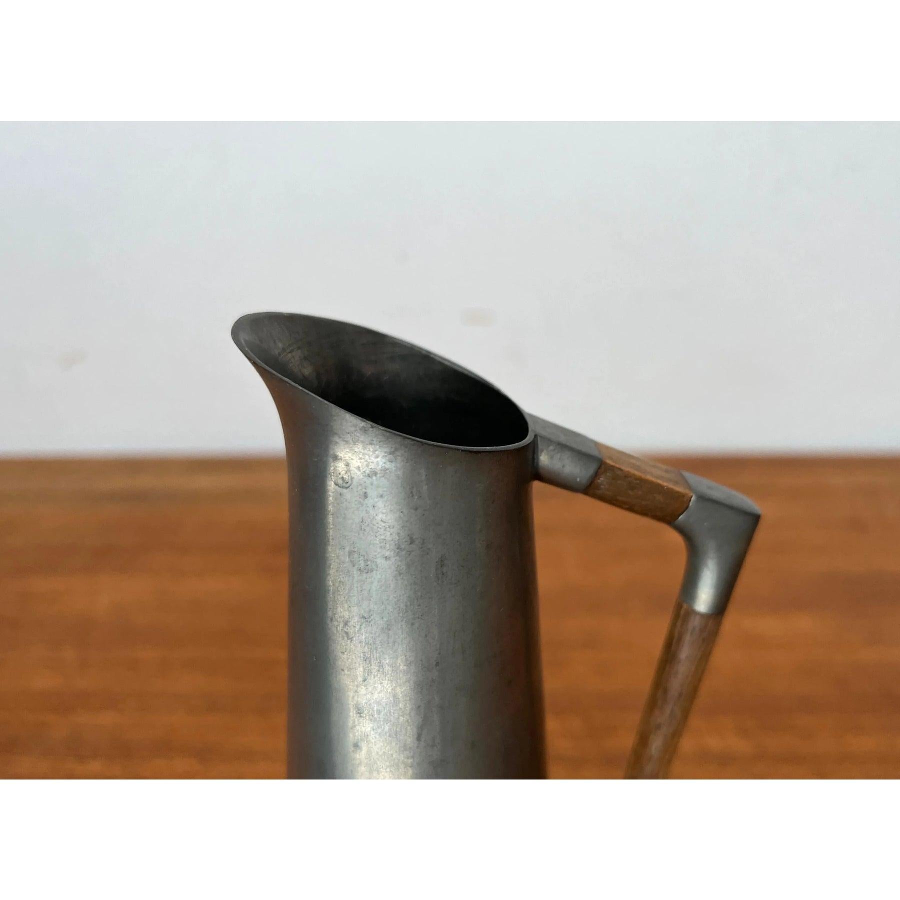 Metallo Vaso a caraffa in peltro di metà secolo con manico in teak, anni '60 in vendita