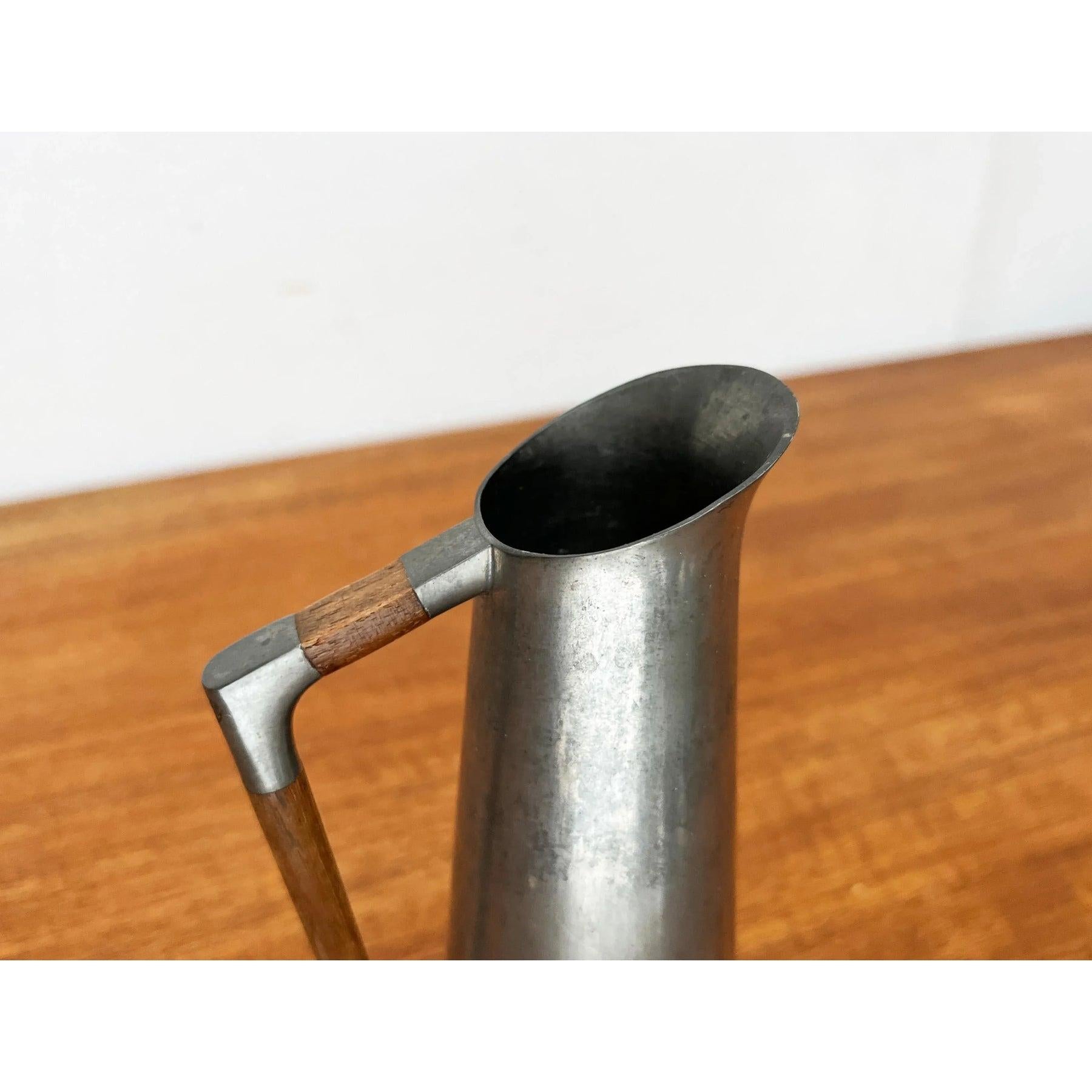 Vaso a caraffa in peltro di metà secolo con manico in teak, anni '60 in vendita 1