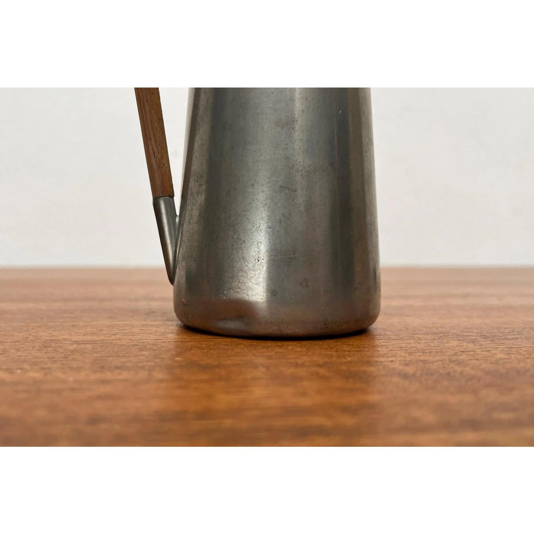 Vaso a caraffa in peltro di metà secolo con manico in teak, anni '60 in vendita 2