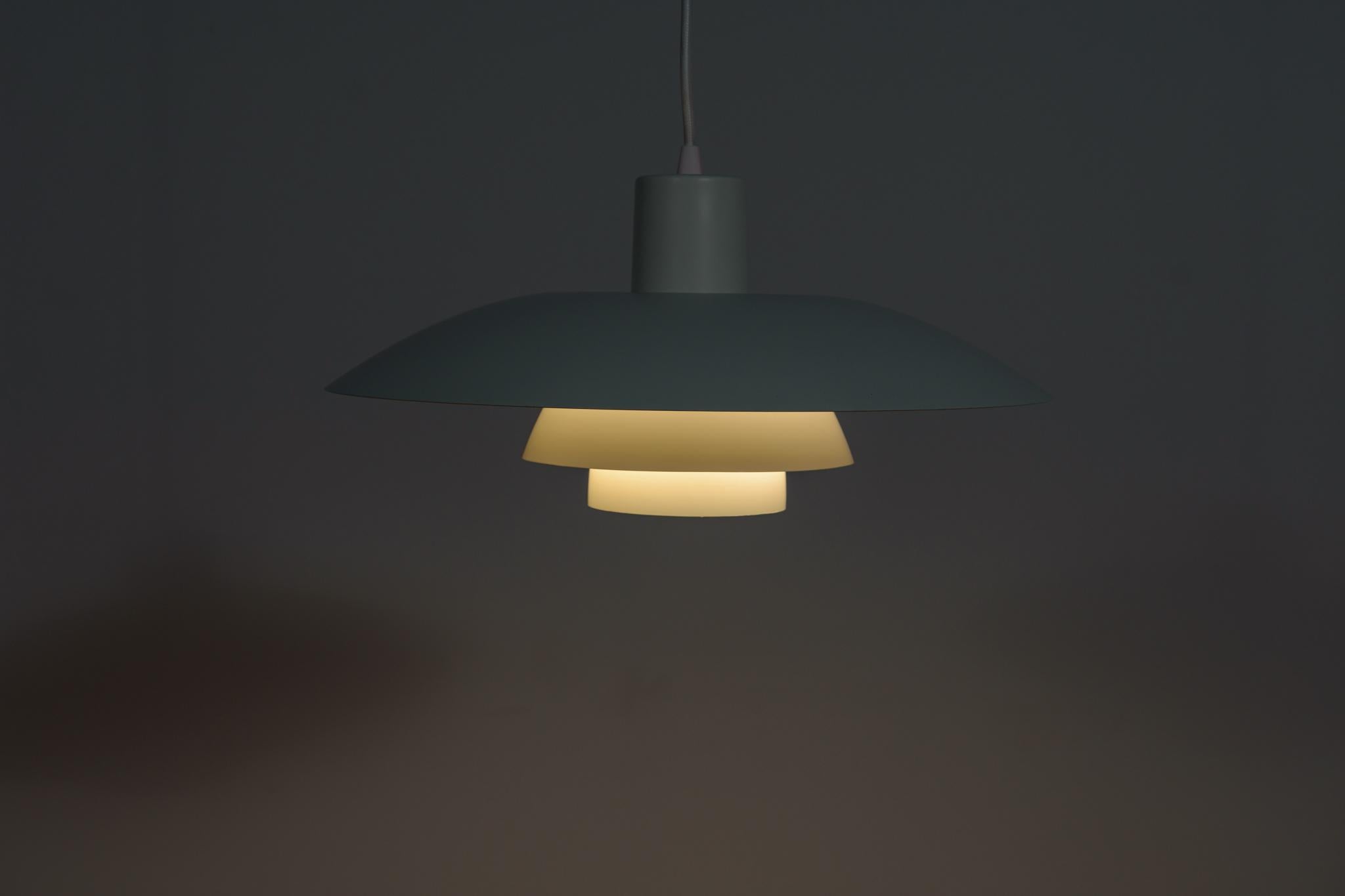 Mid-Century PH4 Pendant Lamp by Poul Henningsen for Louis Poulsen, 1960 In Excellent Condition For Sale In GNIEZNO, 30