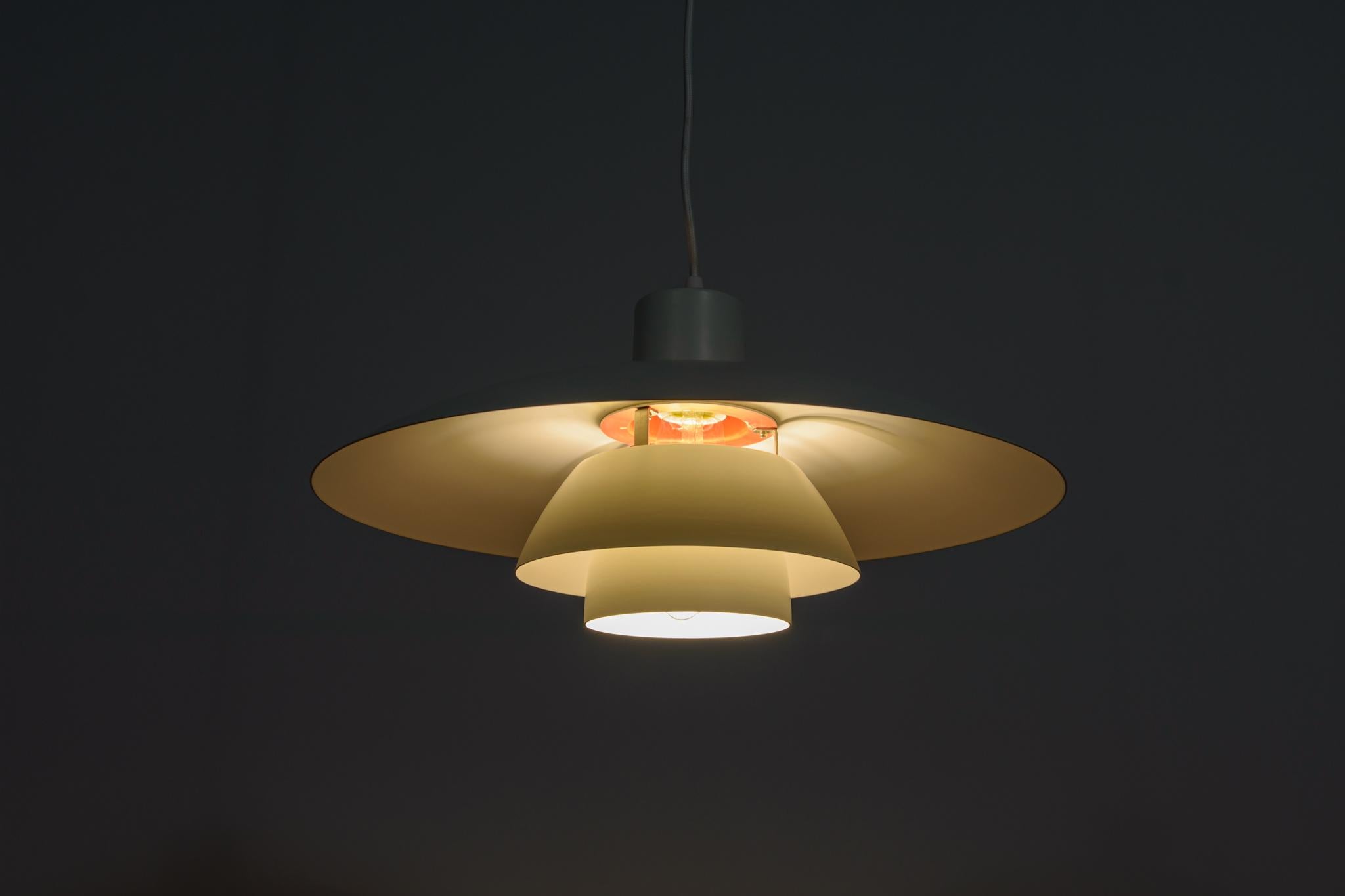 Mid-Century PH4 Pendant Lamp by Poul Henningsen for Louis Poulsen, 1960s In Excellent Condition For Sale In GNIEZNO, 30