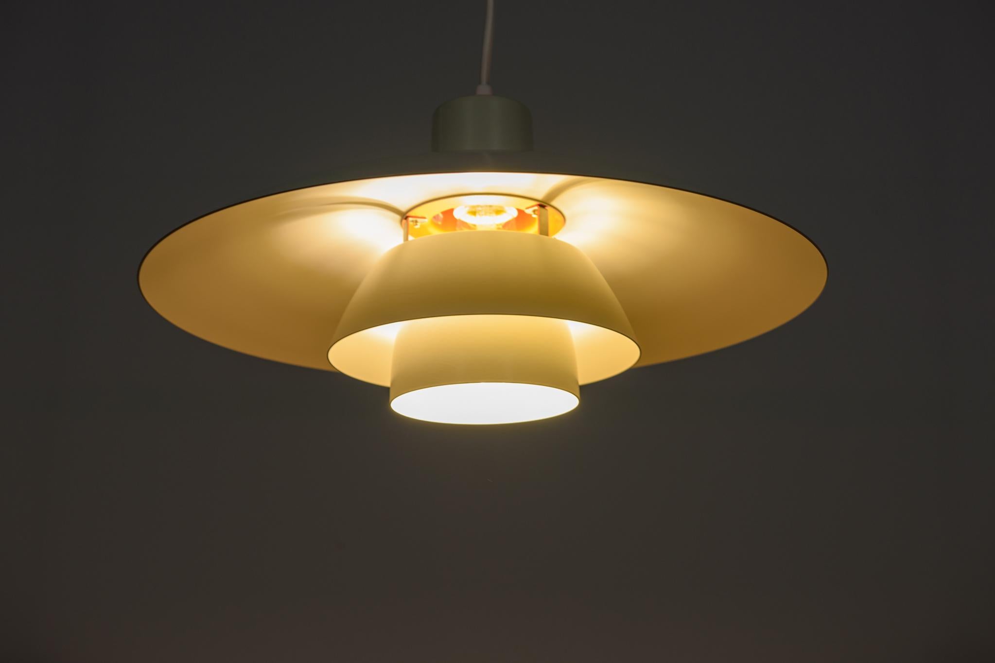 Mid-Century PH4 Pendelleuchte von Poul Henningsen für Louis Poulsen, Dänemark, 1960 im Angebot 3