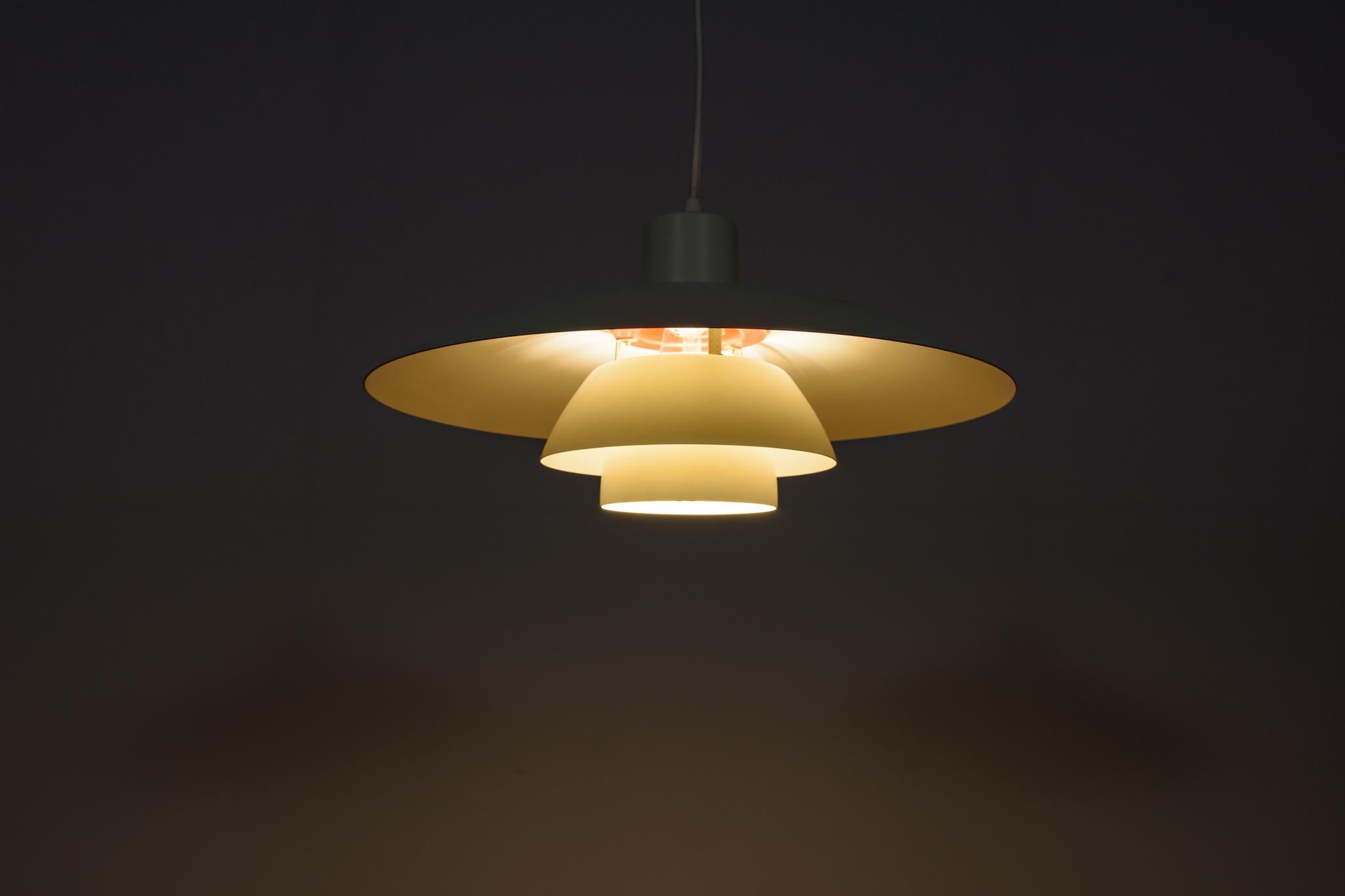 Mid-Century PH4 Pendant Lamp by Poul Henningsen for Louis Poulsen, Denmark, 1960 For Sale 6
