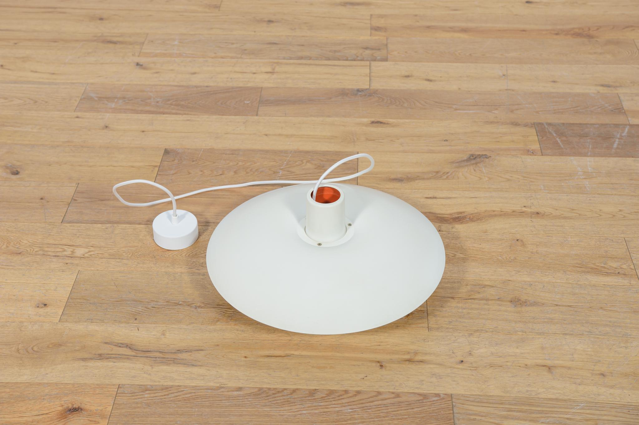 This pendant was designed by Poul Henningsen and produced by Louis Poulsen from 1966 until it was discontinued in this color in the late 1970s to early 1980s. It is made of powder-coated aluminum and is lit both downwards and from the sides. The PH