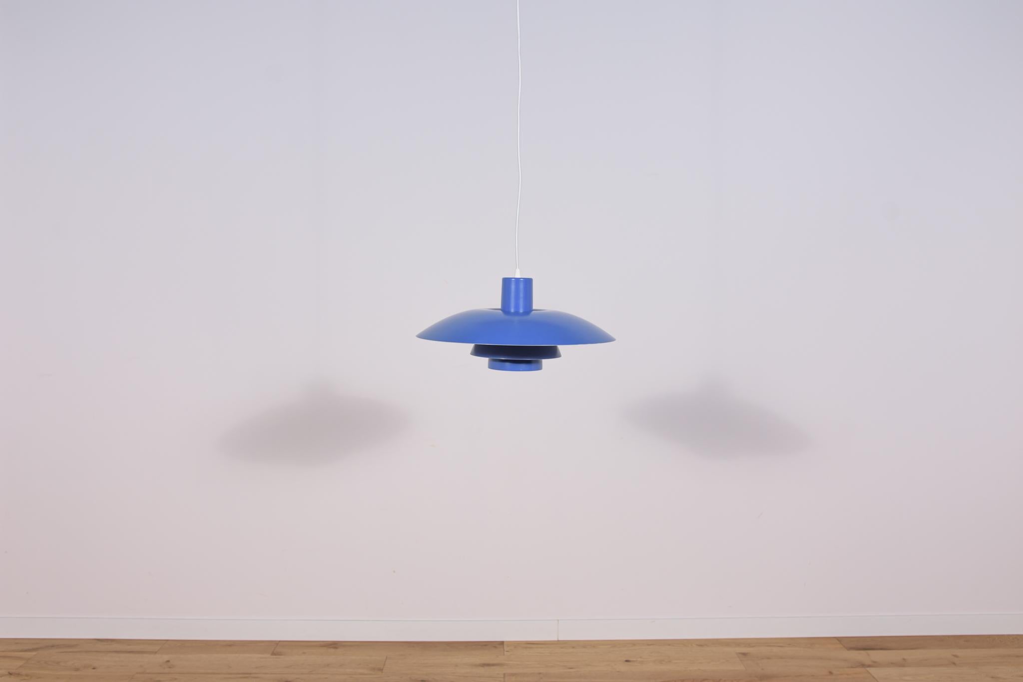 This pendant was designed by Poul Henningsen and produced by Louis Poulsen from 1966 until it was discontinued in this color in the late 1970s to early 1980s. It is made of powder-coated aluminum and is lit both downwards and from the sides. The PH