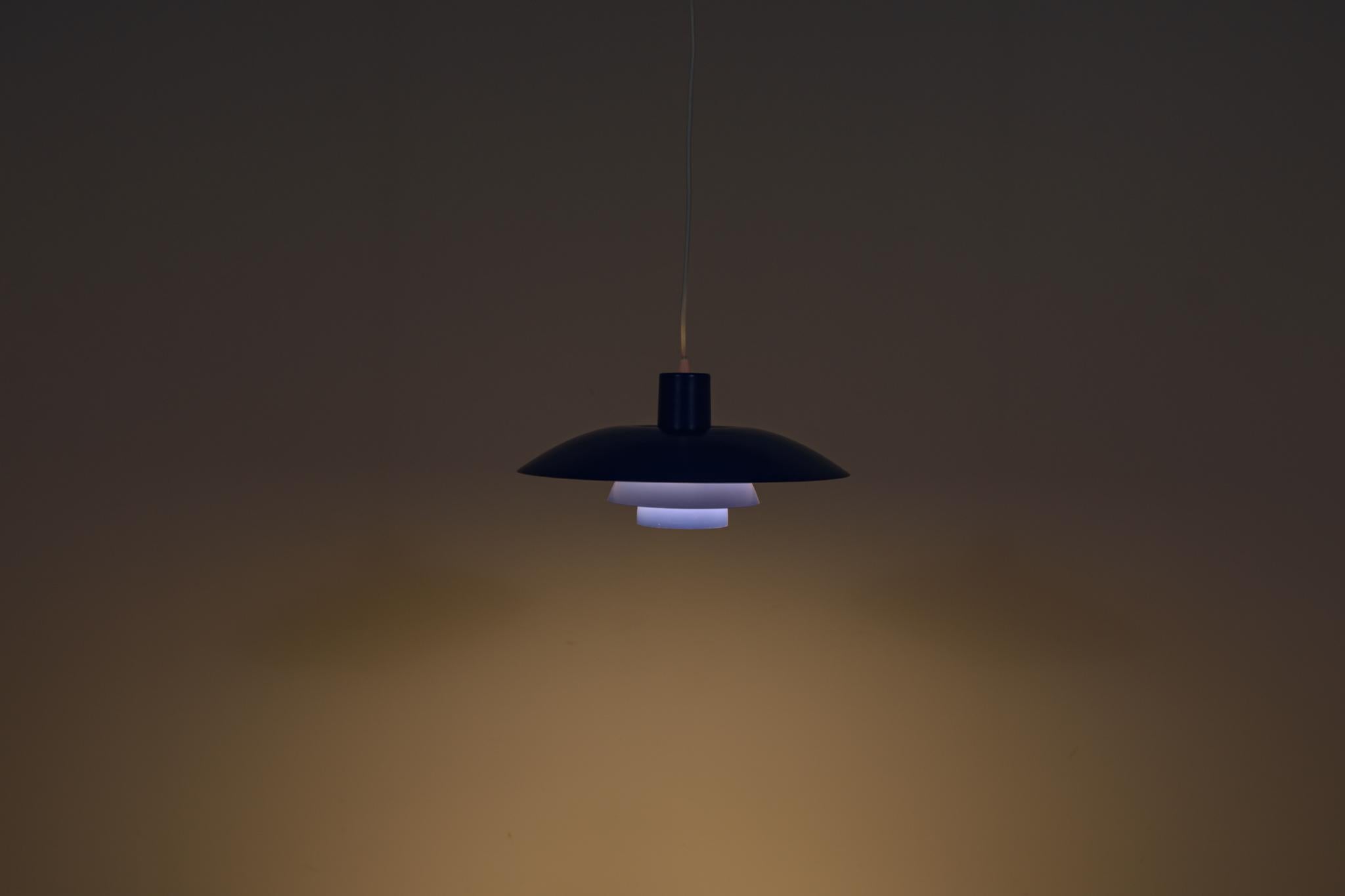 Mid-Century PH4 Pendant Lamp by Poul Henningsen for Louis Poulsen, Denmark, 1960 In Excellent Condition For Sale In GNIEZNO, 30