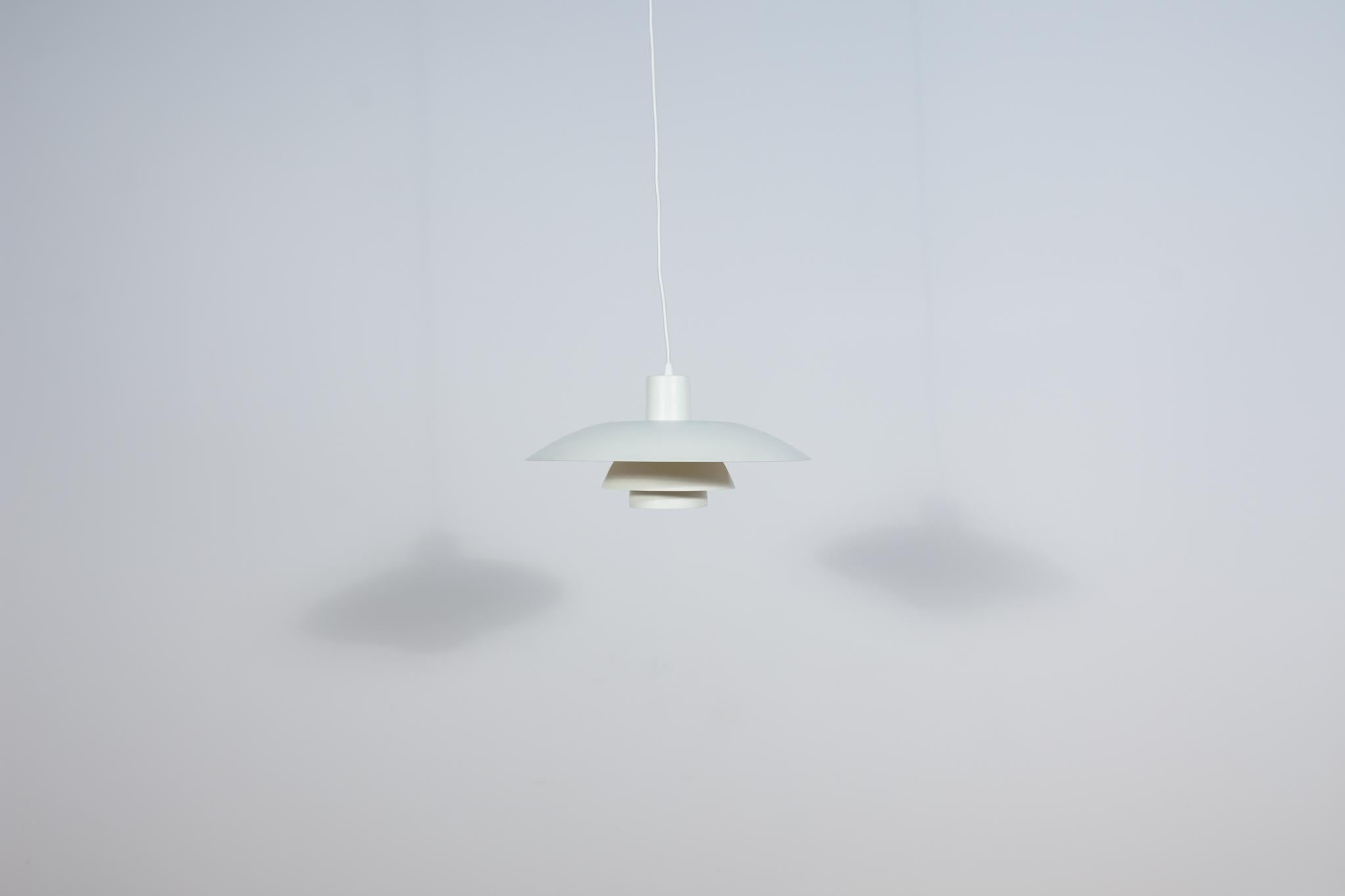 Mid-Century PH4 Pendant Lamp by Poul Henningsen for Louis Poulsen, Denmark, 1960 In Excellent Condition For Sale In GNIEZNO, 30