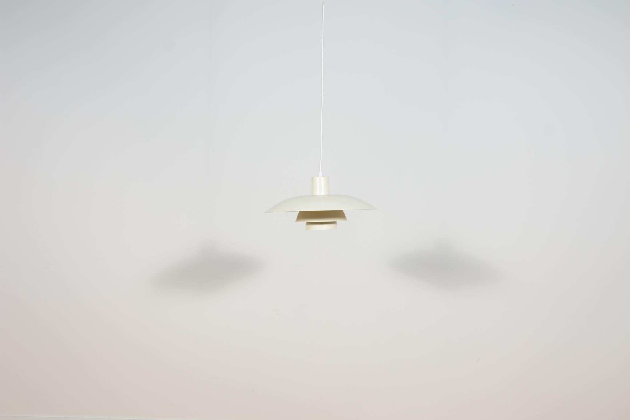 Mid-Century PH4 Pendelleuchte von Poul Henningsen für Louis Poulsen, Dänemark, 1960 (Mitte des 20. Jahrhunderts) im Angebot