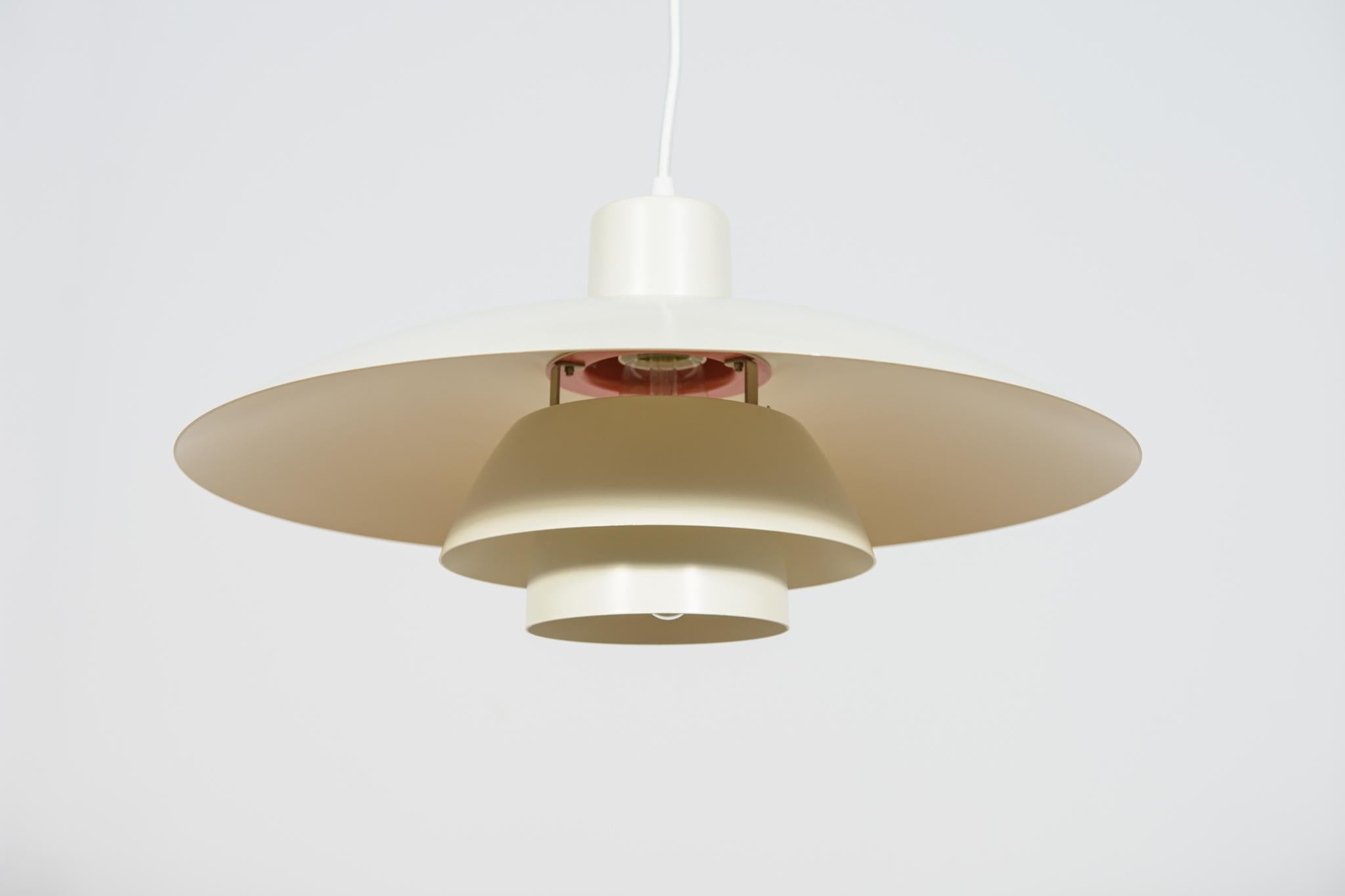 Mid-Century PH4 Pendelleuchte von Poul Henningsen für Louis Poulsen, Dänemark, 1960 (Aluminium) im Angebot