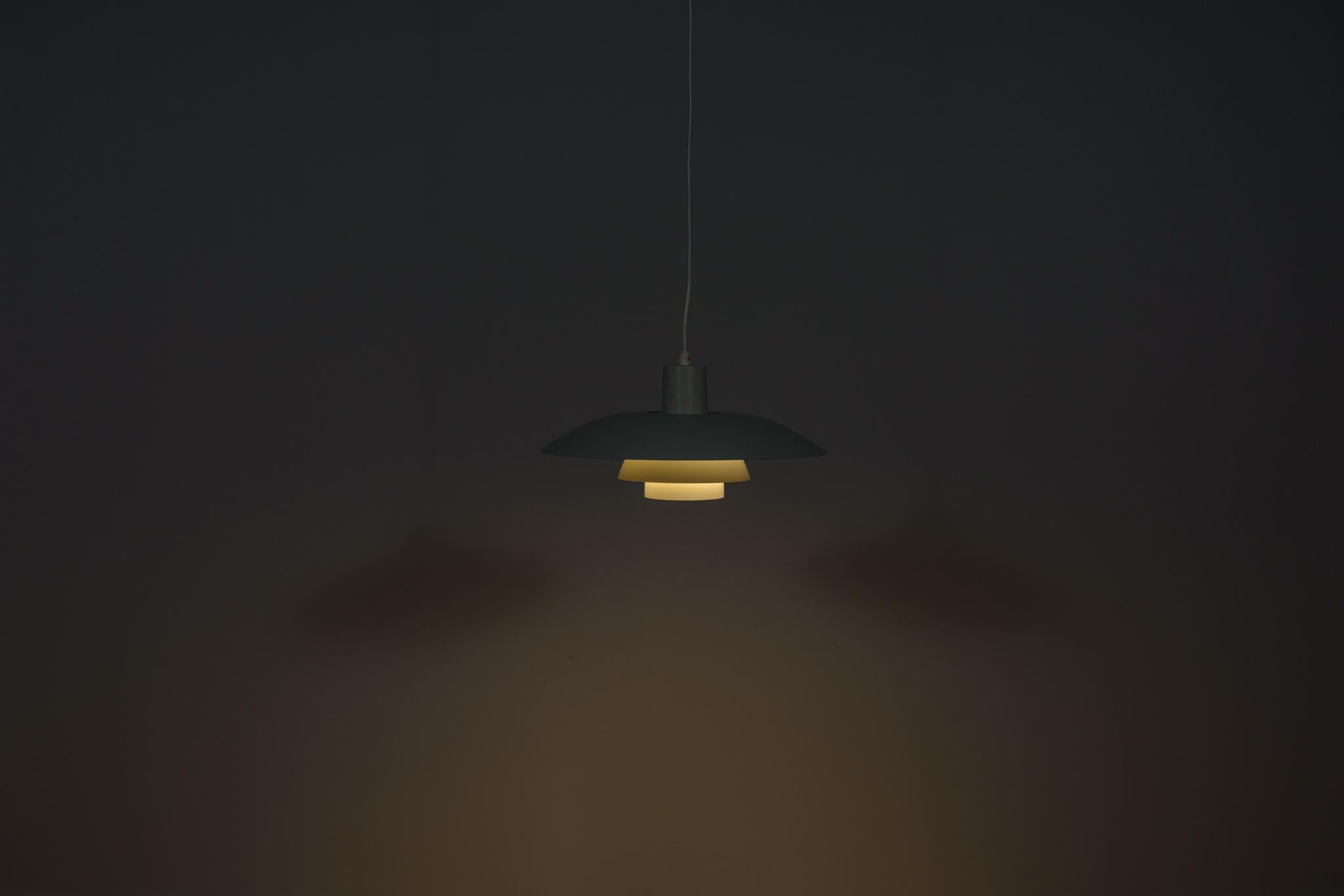 Mid-Century PH4 Pendant Lamp by Poul Henningsen for Louis Poulsen, Denmark, 1960 For Sale 1