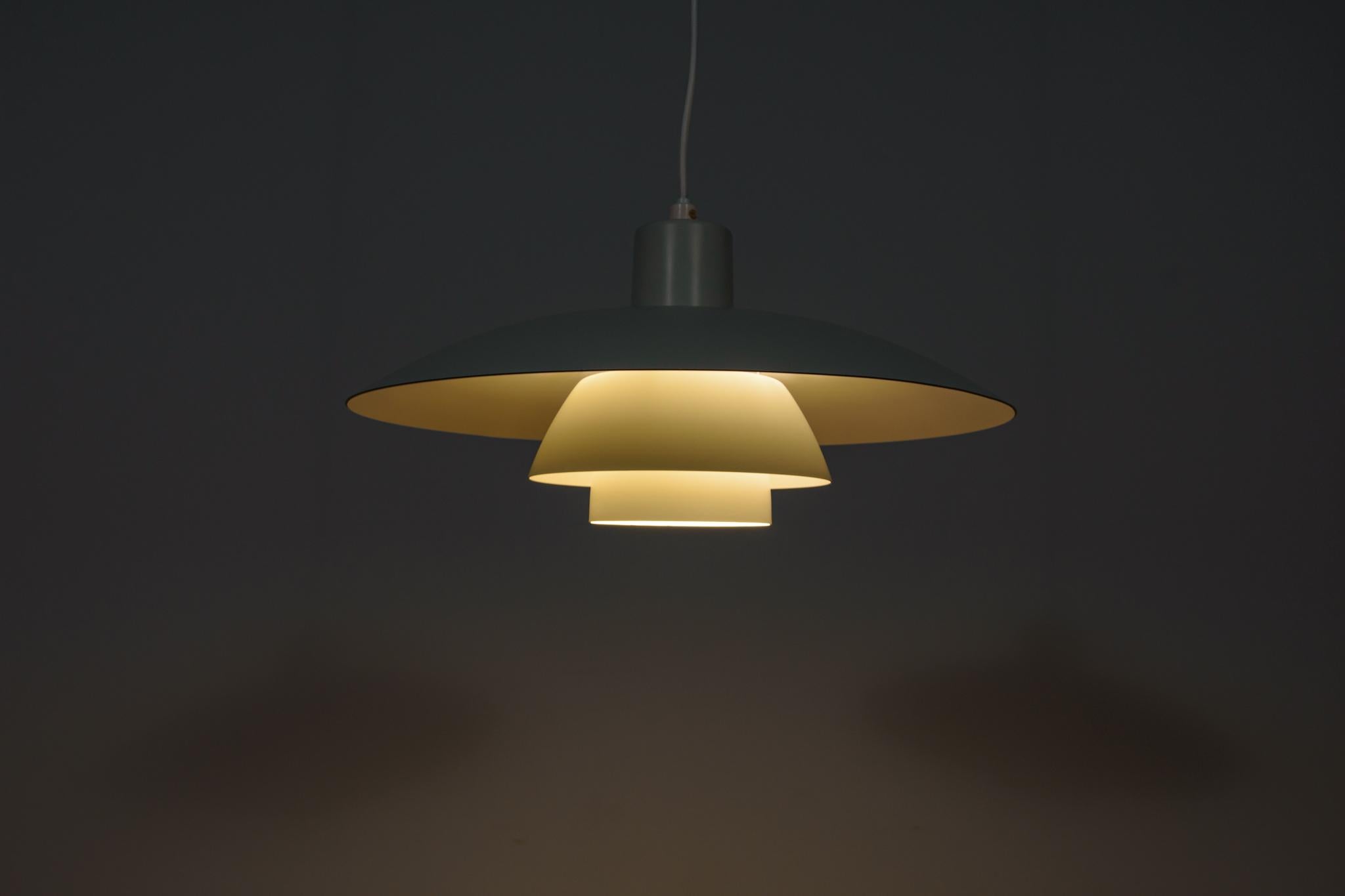 Mid-Century PH4 Pendant Lamp by Poul Henningsen for Louis Poulsen, Denmark, 1960 For Sale 2