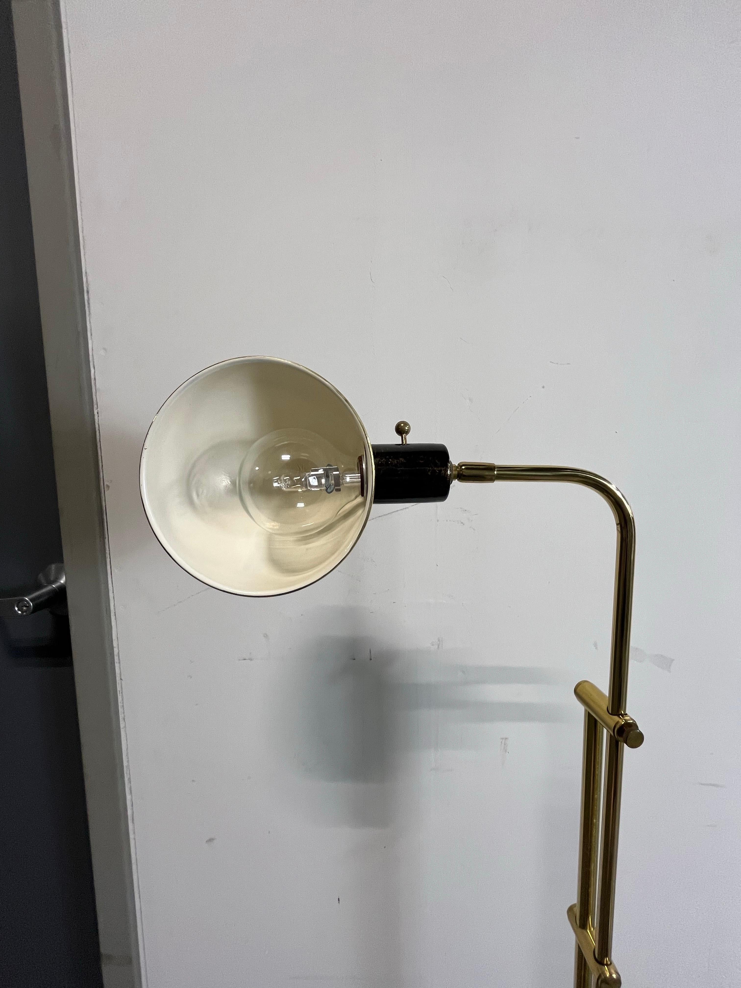 20ième siècle Lampadaire de pharmacie du milieu du siècle en vente