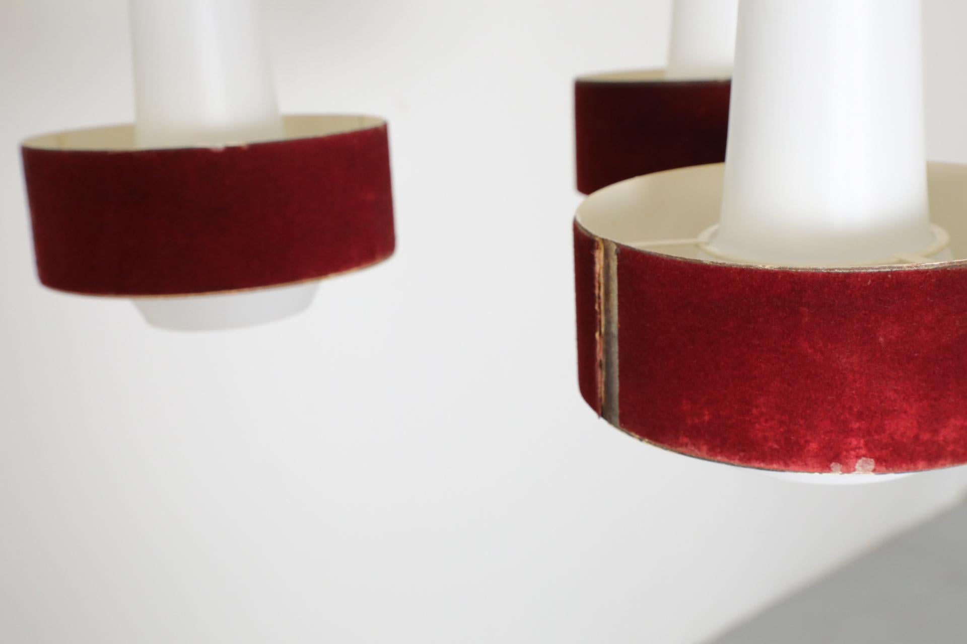 Mid-Century-Kronleuchter aus Milchglas, Philips zugeschrieben Milchglas mit roten Samtschirmen im Angebot 2