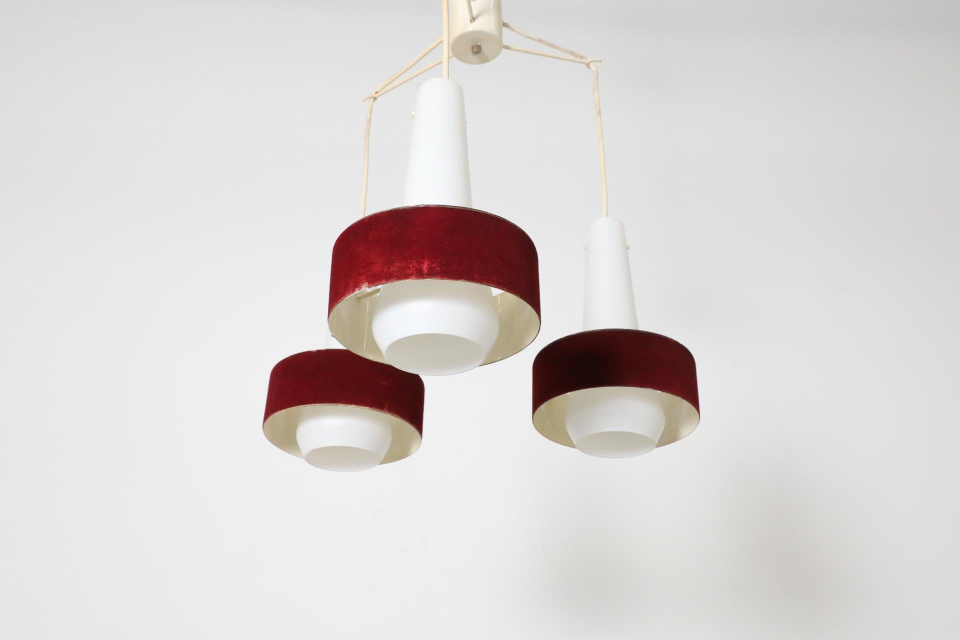 Mid-Century-Kronleuchter aus Milchglas, Philips zugeschrieben Milchglas mit roten Samtschirmen im Angebot 3