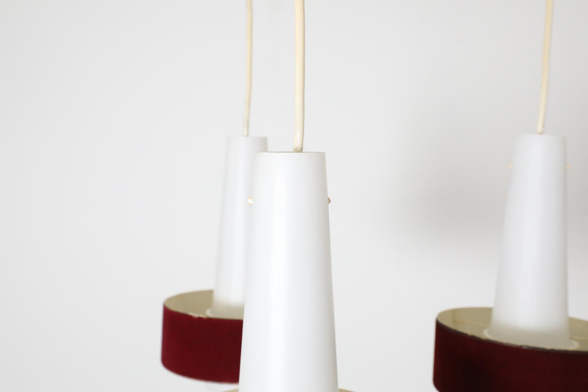 Mid-Century-Kronleuchter aus Milchglas, Philips zugeschrieben Milchglas mit roten Samtschirmen im Angebot 4