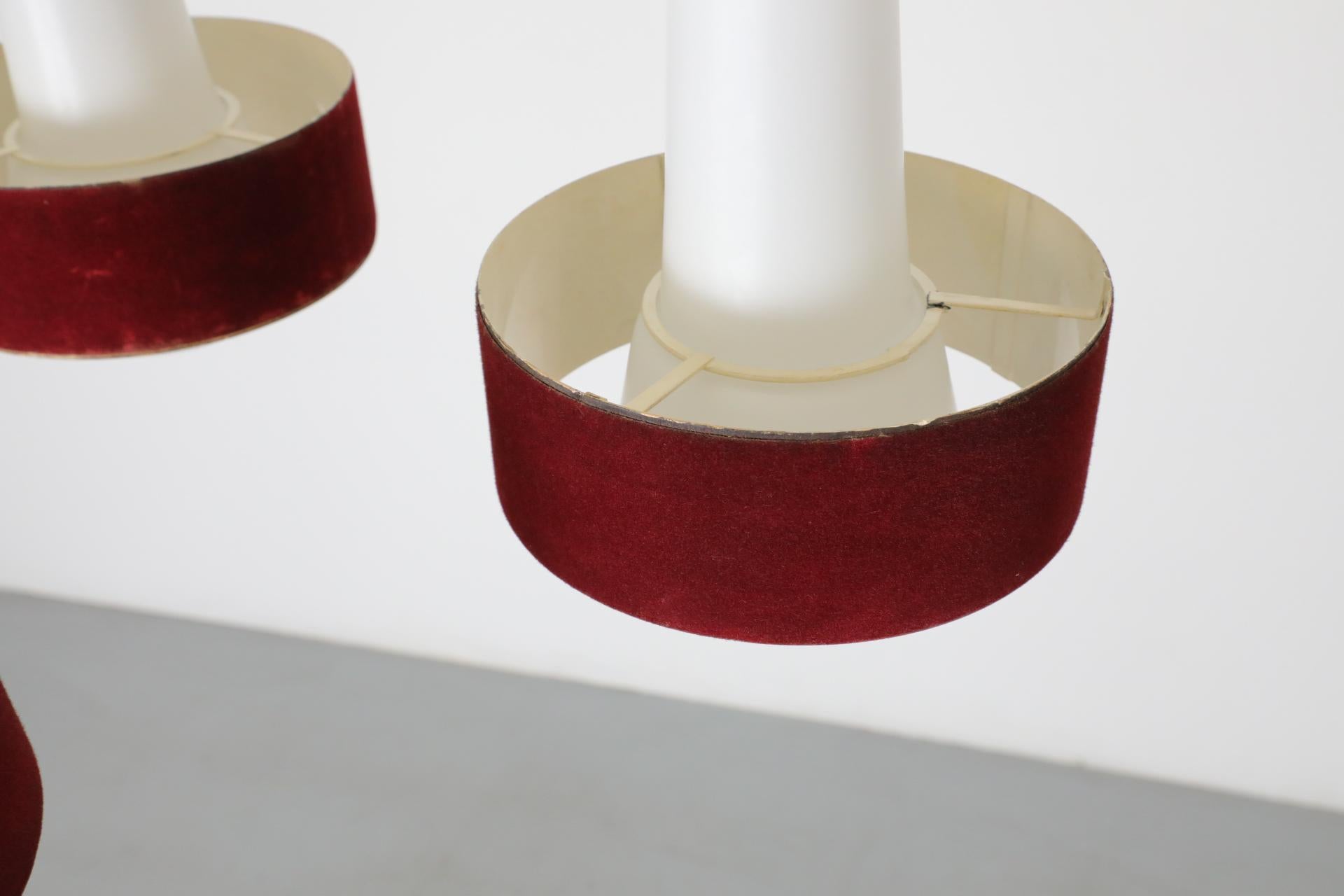 Mid-Century-Kronleuchter aus Milchglas, Philips zugeschrieben Milchglas mit roten Samtschirmen im Angebot 5