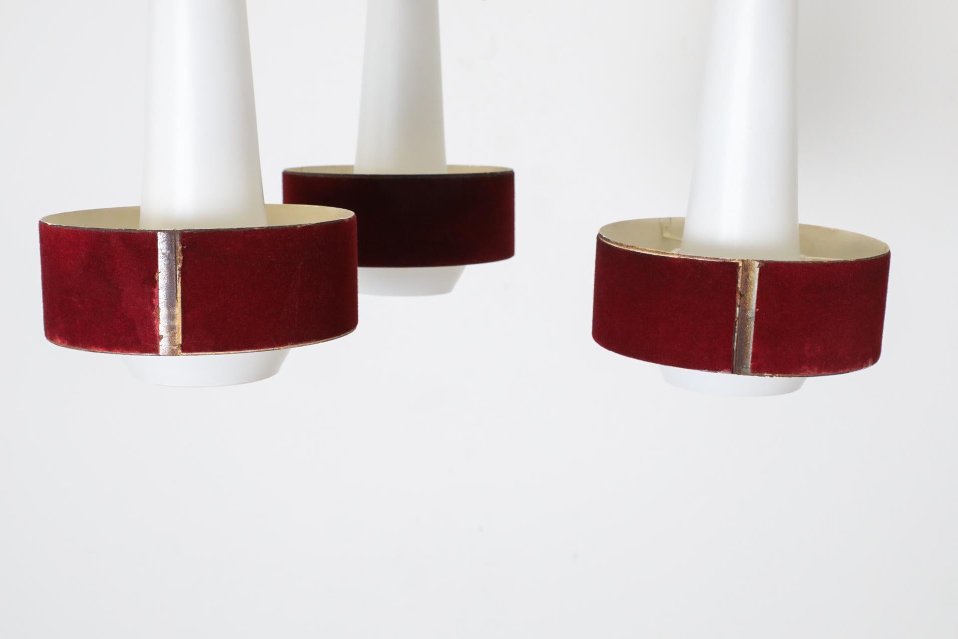 Mid-Century-Kronleuchter aus Milchglas, Philips zugeschrieben Milchglas mit roten Samtschirmen im Angebot 10
