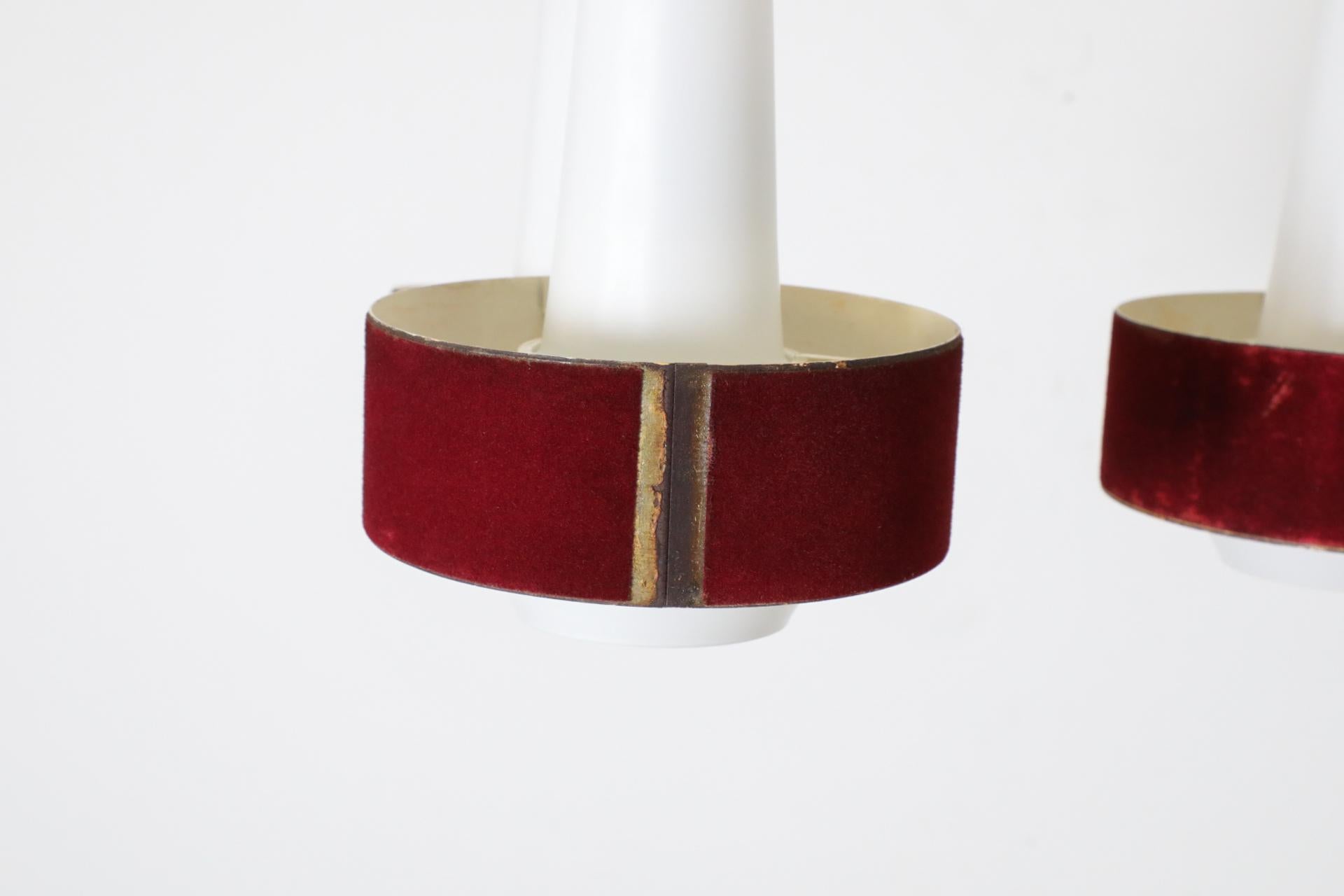 Mid-Century-Kronleuchter aus Milchglas, Philips zugeschrieben Milchglas mit roten Samtschirmen im Angebot 11