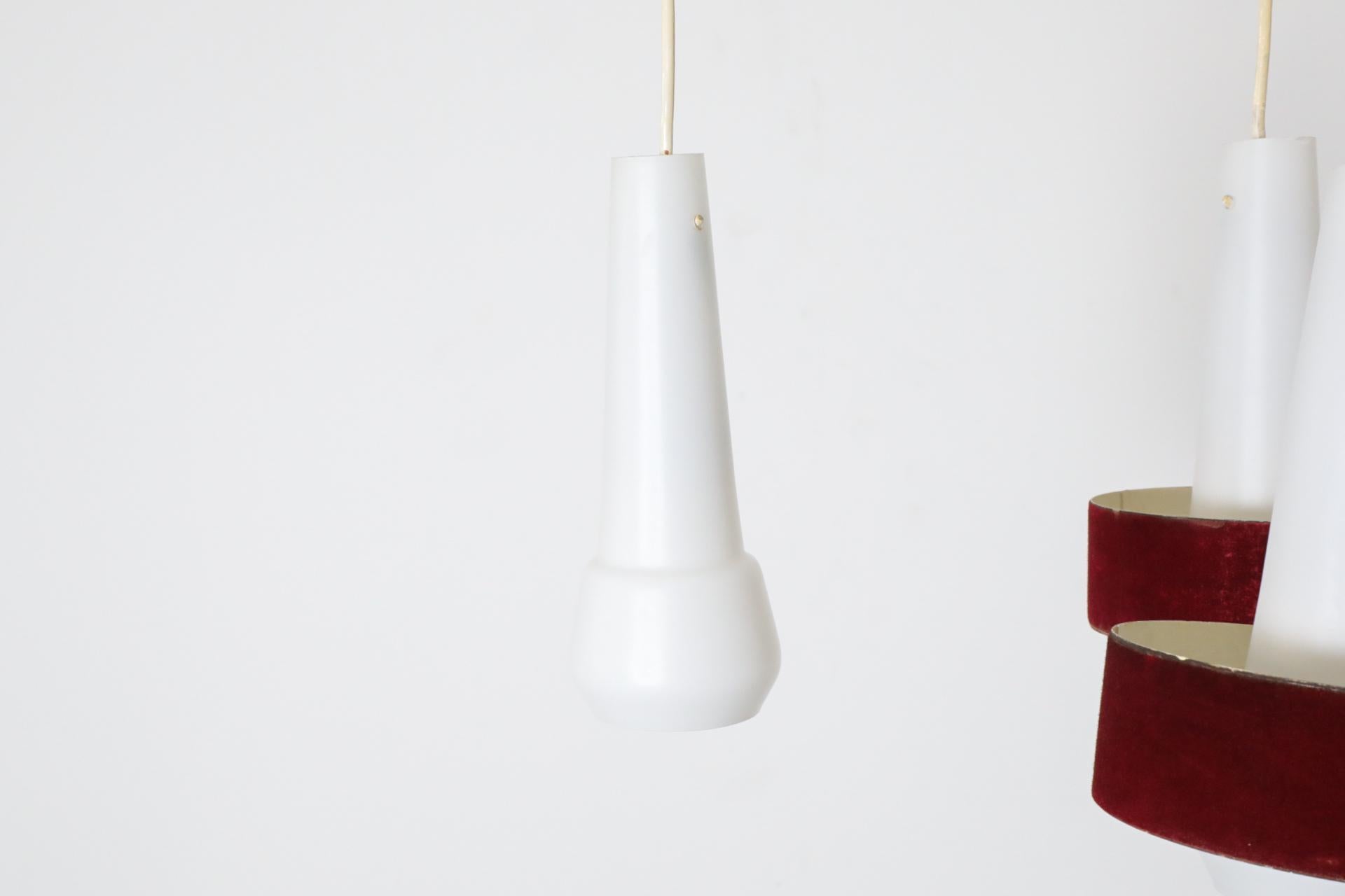 Mid-Century-Kronleuchter aus Milchglas, Philips zugeschrieben Milchglas mit roten Samtschirmen im Angebot 12