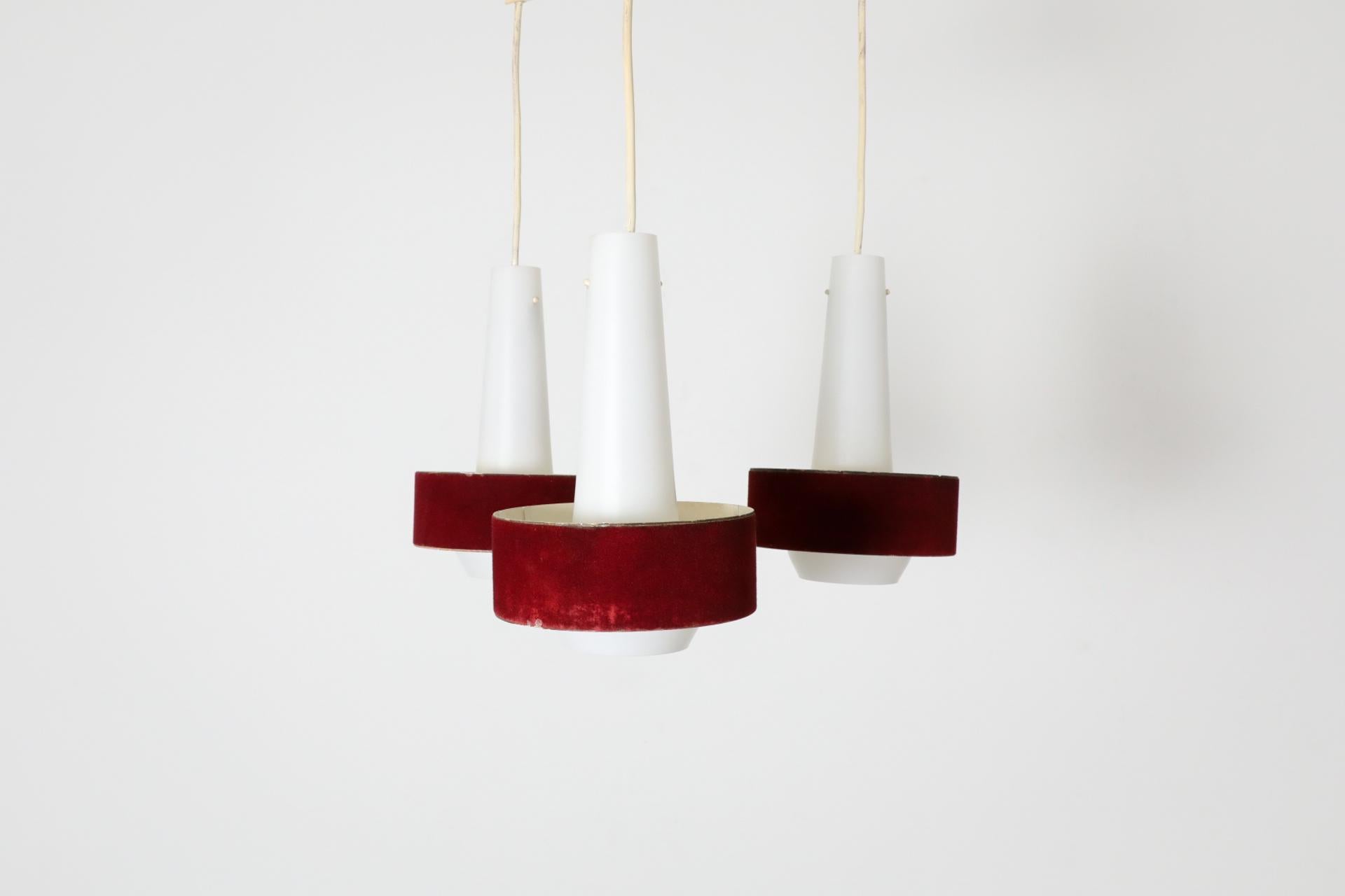Mid-Century-Kronleuchter aus Milchglas, Philips zugeschrieben Milchglas mit roten Samtschirmen (Emailliert) im Angebot