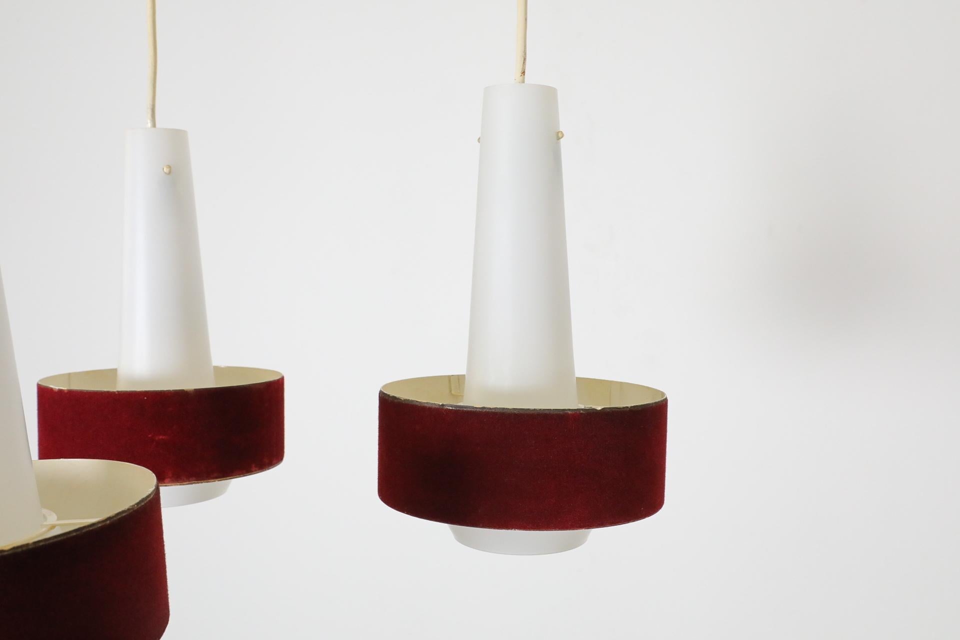 Mid-Century-Kronleuchter aus Milchglas, Philips zugeschrieben Milchglas mit roten Samtschirmen im Zustand „Gut“ im Angebot in Los Angeles, CA