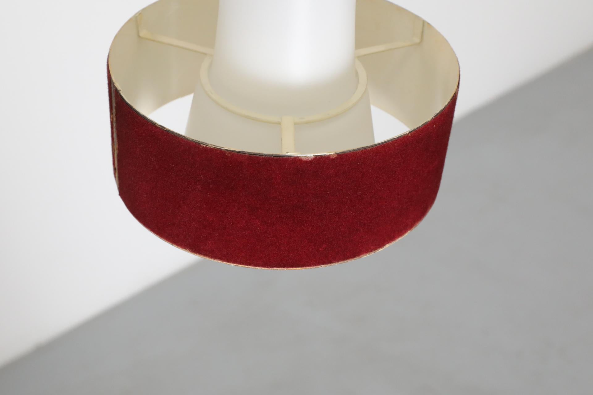 Mid-Century-Kronleuchter aus Milchglas, Philips zugeschrieben Milchglas mit roten Samtschirmen im Angebot 1