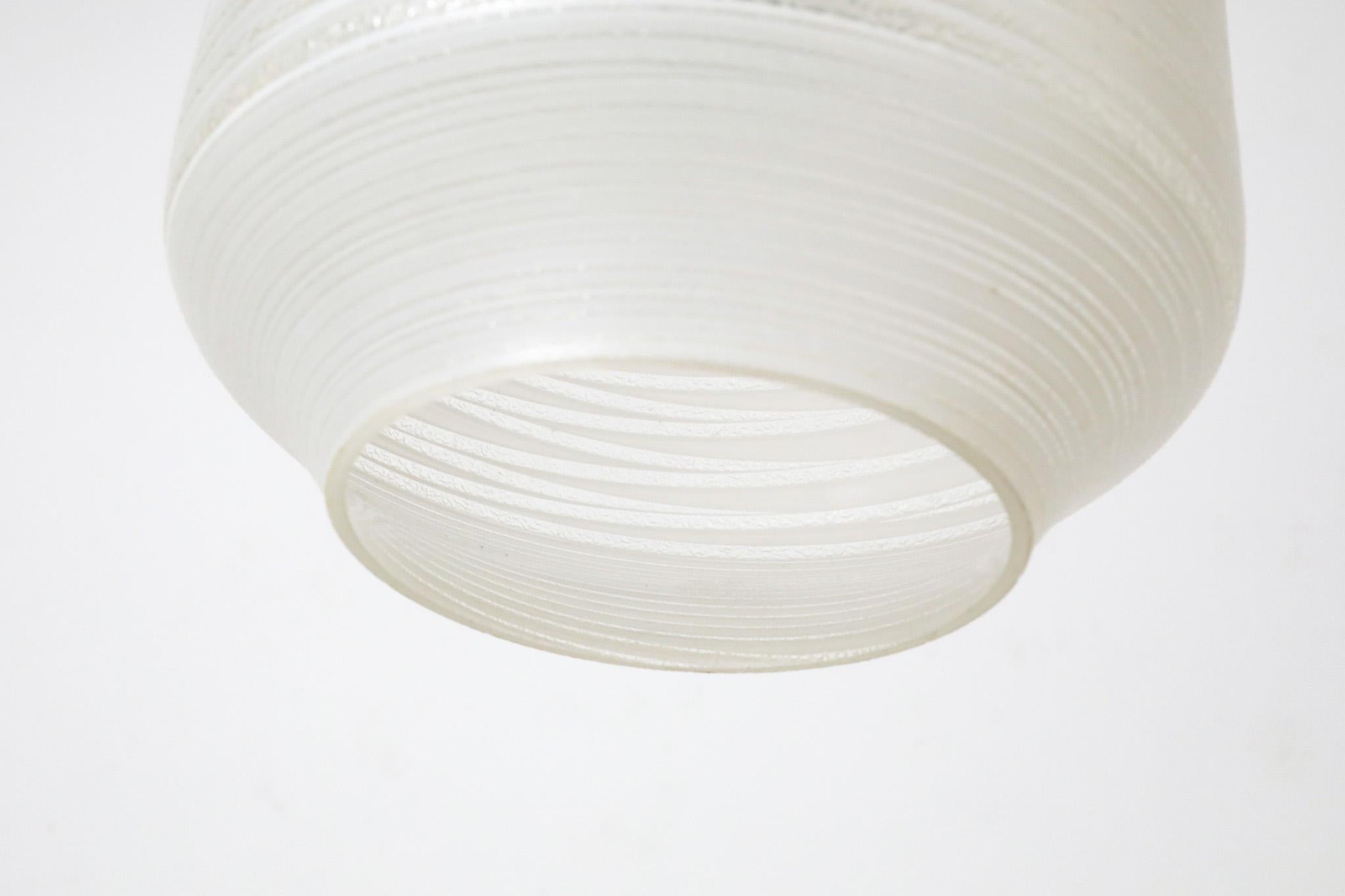 Lampada a sospensione di metà secolo Philips Attributed in teak e vetro strutturato a strisce in vendita 3
