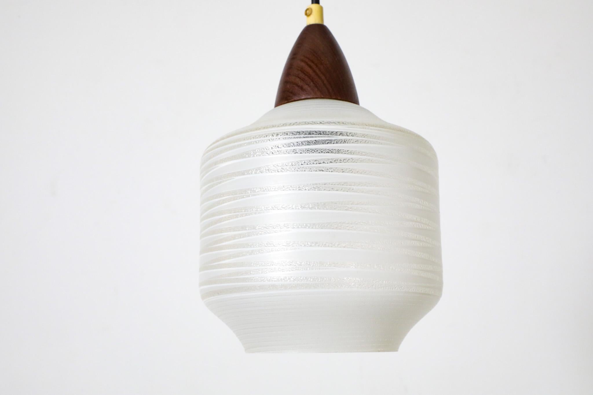 Lampada a sospensione di metà secolo Philips Attributed in teak e vetro strutturato a strisce in vendita 4