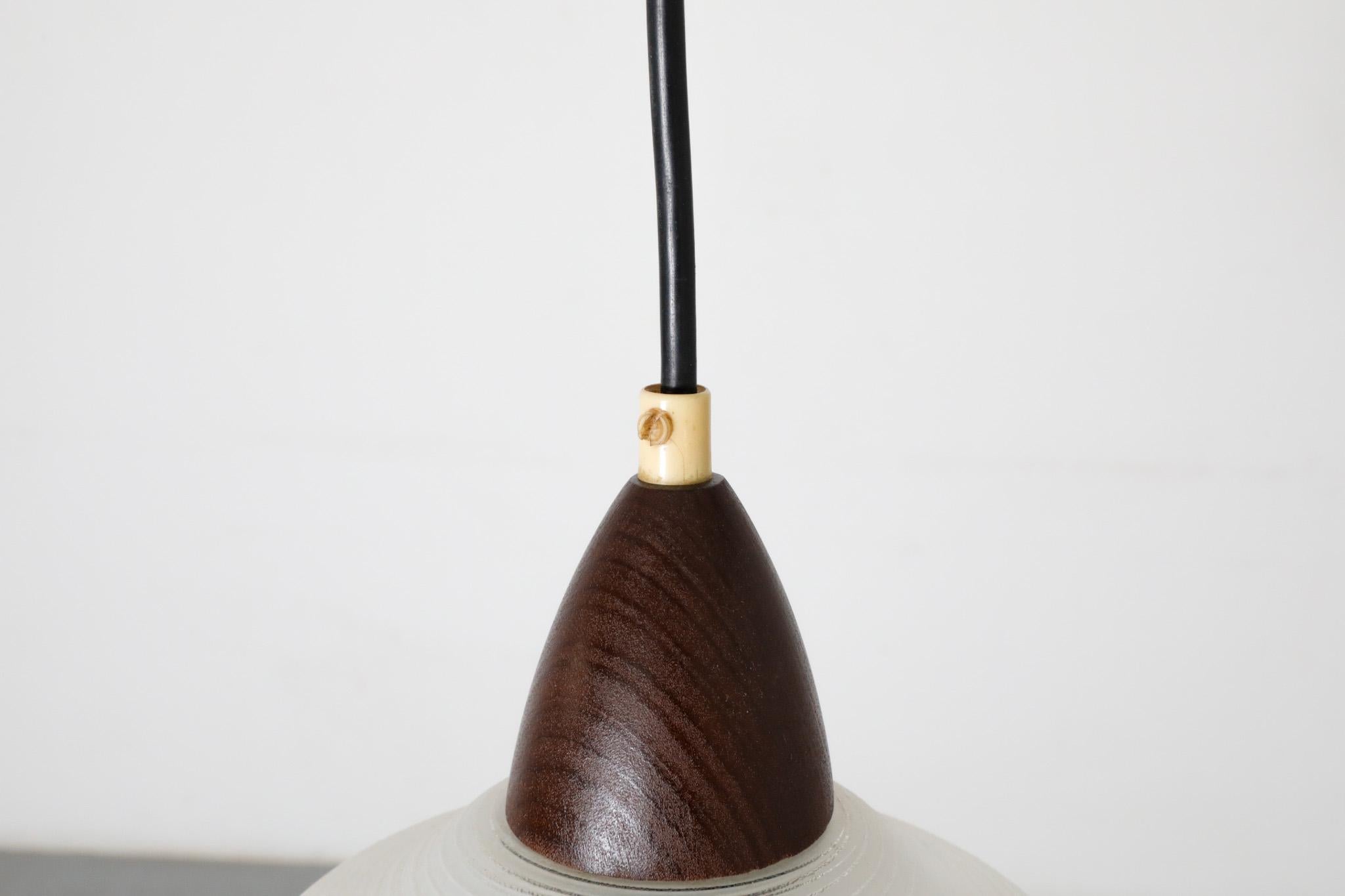 Lampada a sospensione di metà secolo Philips Attributed in teak e vetro strutturato a strisce in vendita 5