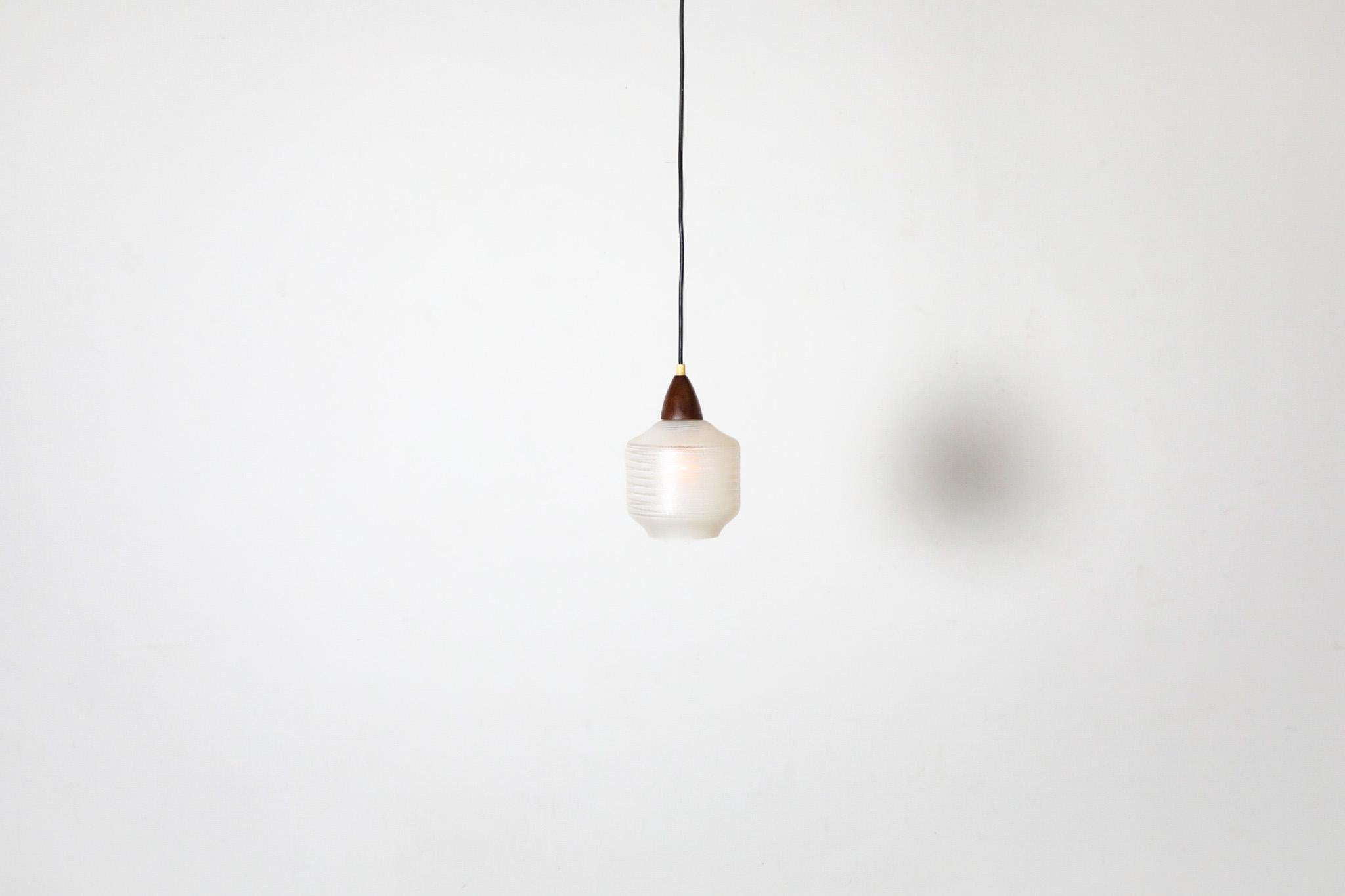 Mid-Century moderno Lampada a sospensione di metà secolo Philips Attributed in teak e vetro strutturato a strisce in vendita