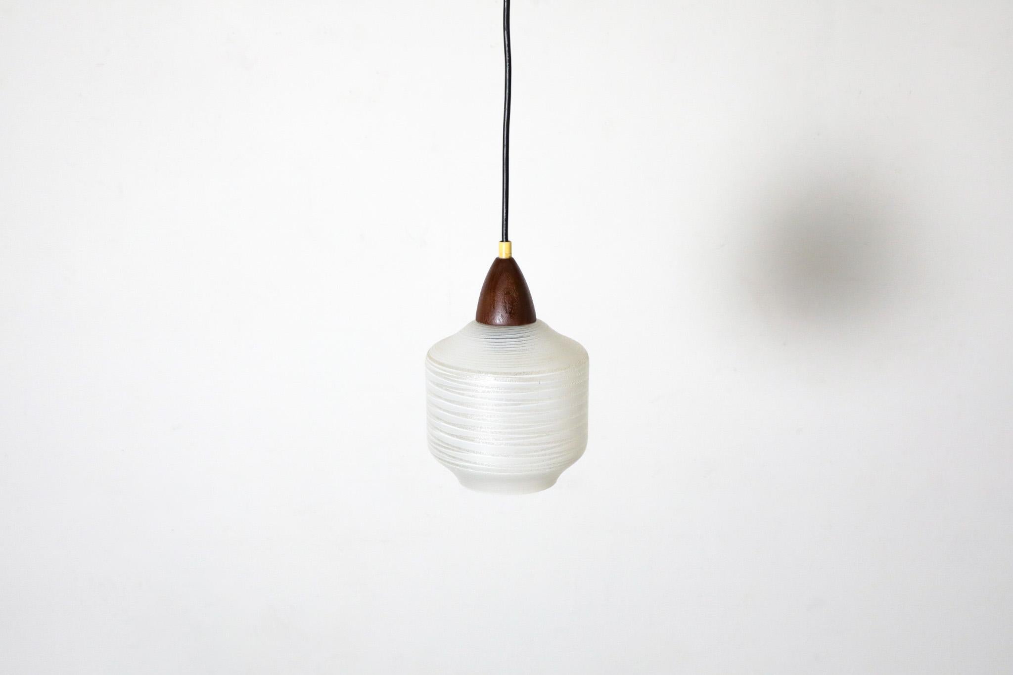 Lampada a sospensione di metà secolo Philips Attributed in teak e vetro strutturato a strisce In condizioni buone in vendita a Los Angeles, CA