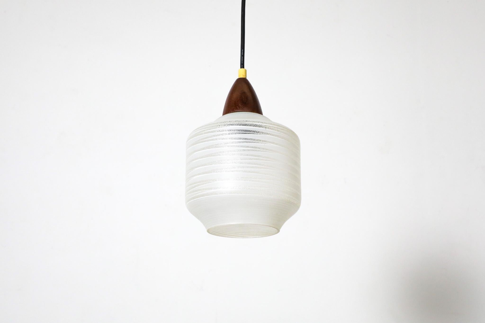 XX secolo Lampada a sospensione di metà secolo Philips Attributed in teak e vetro strutturato a strisce in vendita