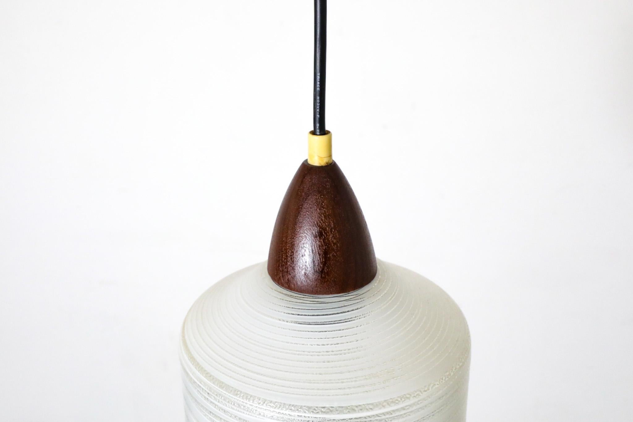 Vetro Lampada a sospensione di metà secolo Philips Attributed in teak e vetro strutturato a strisce in vendita