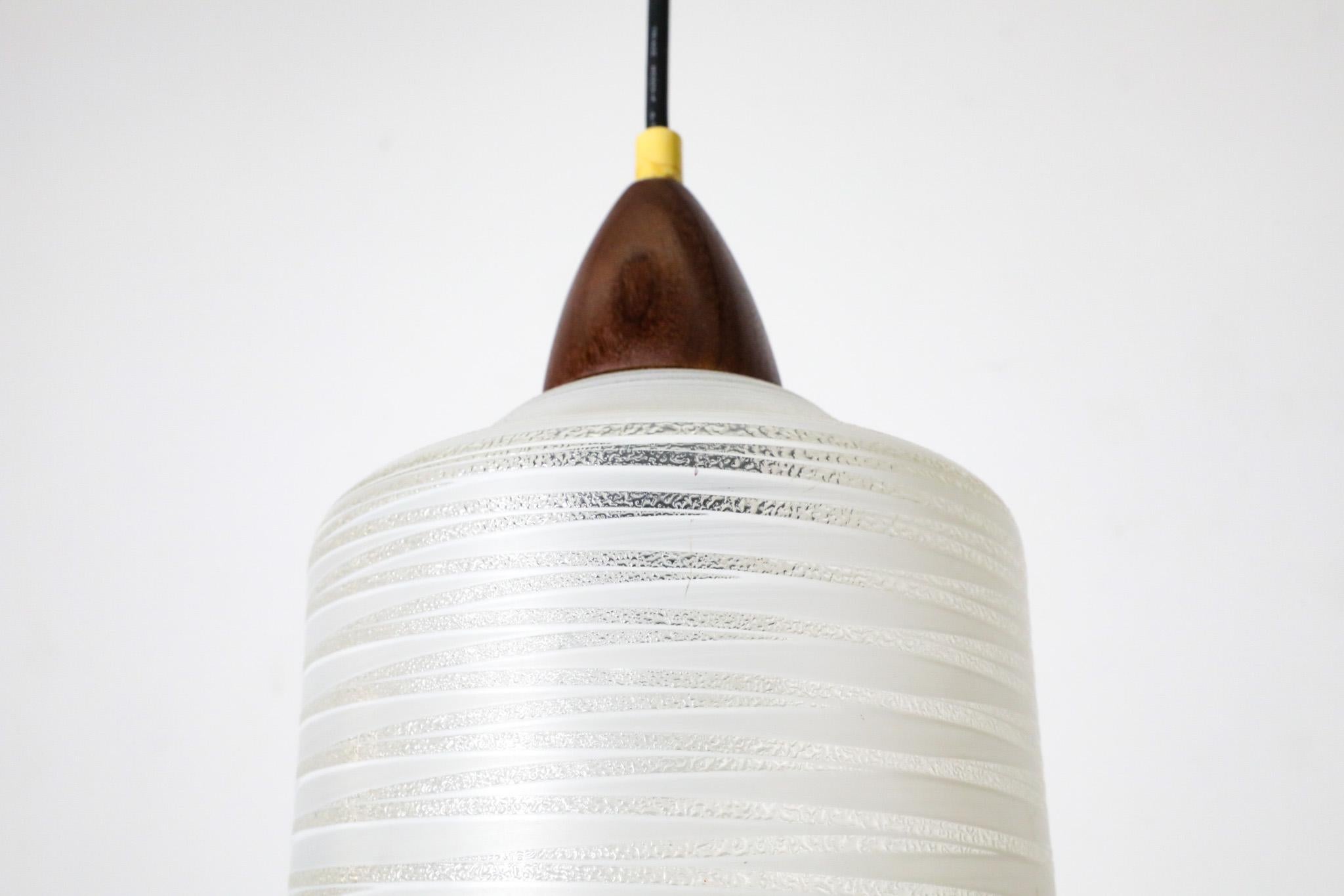 Lampada a sospensione di metà secolo Philips Attributed in teak e vetro strutturato a strisce in vendita 2